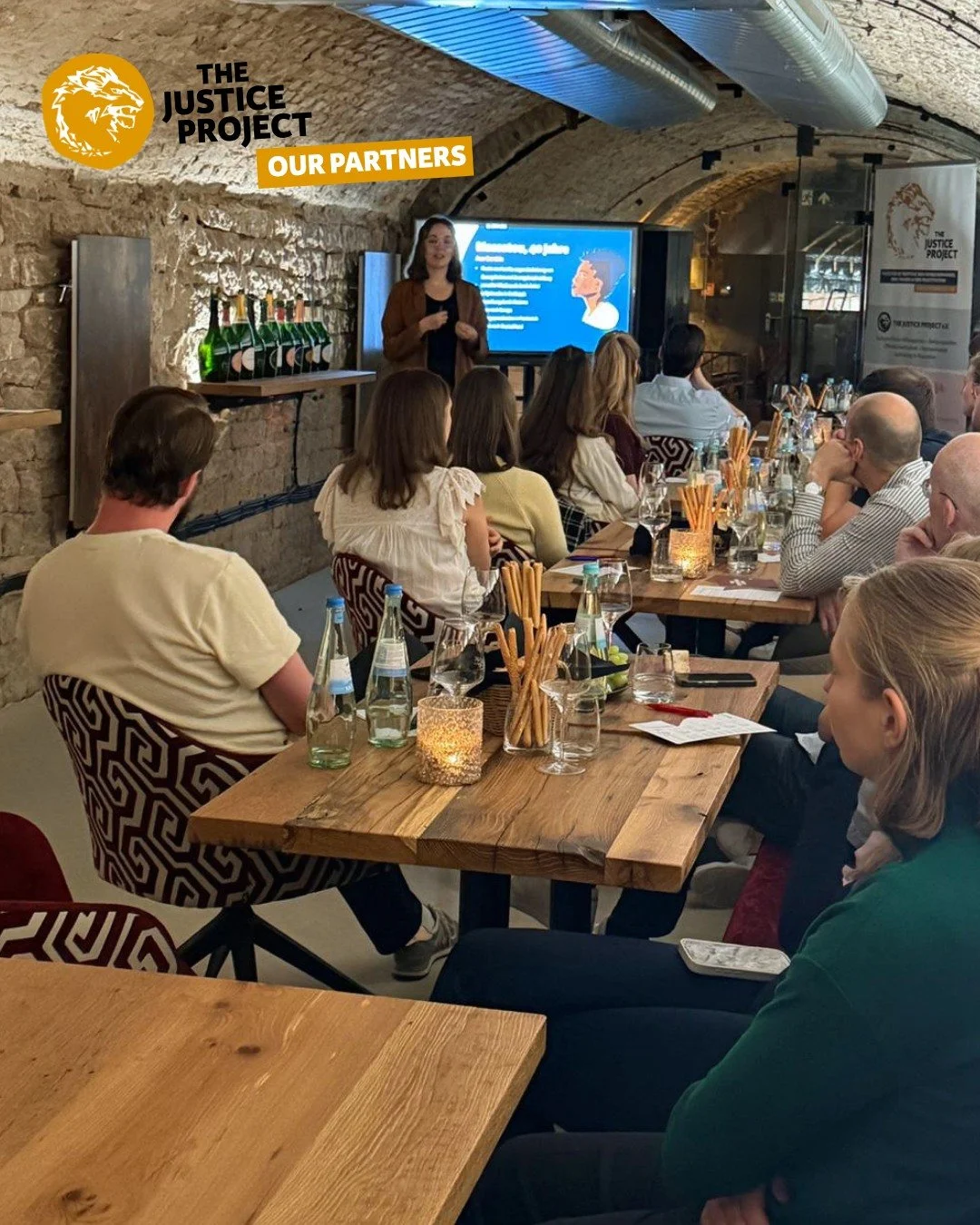 Letzte Woche durften wir bei dem @leoclub_heidelberg im Rahmen einer Weinprobe zu Gast sein und unsere Arbeit vorstellen. 🧡
Danke f&uuml;r die Einladung, die offenen Gespr&auml;che und das Interesse an unserer Arbeit!
Ein gro&szlig;es Dankesch&ouml;