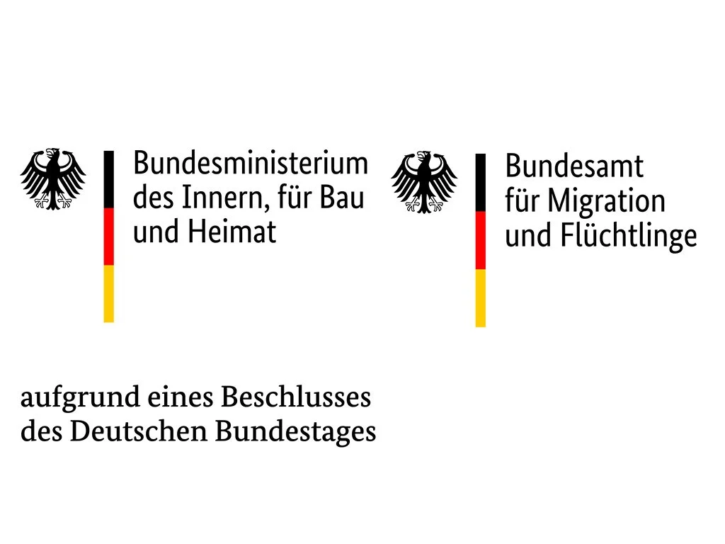 Logo des Bundesministeriums des Innern, für Bau und Heimat, und des Bundesamts für Migration und Flüchtlinge in Deutschland, mit schwarzen Adlern und deutschen Farben auf weißem Hintergrund.