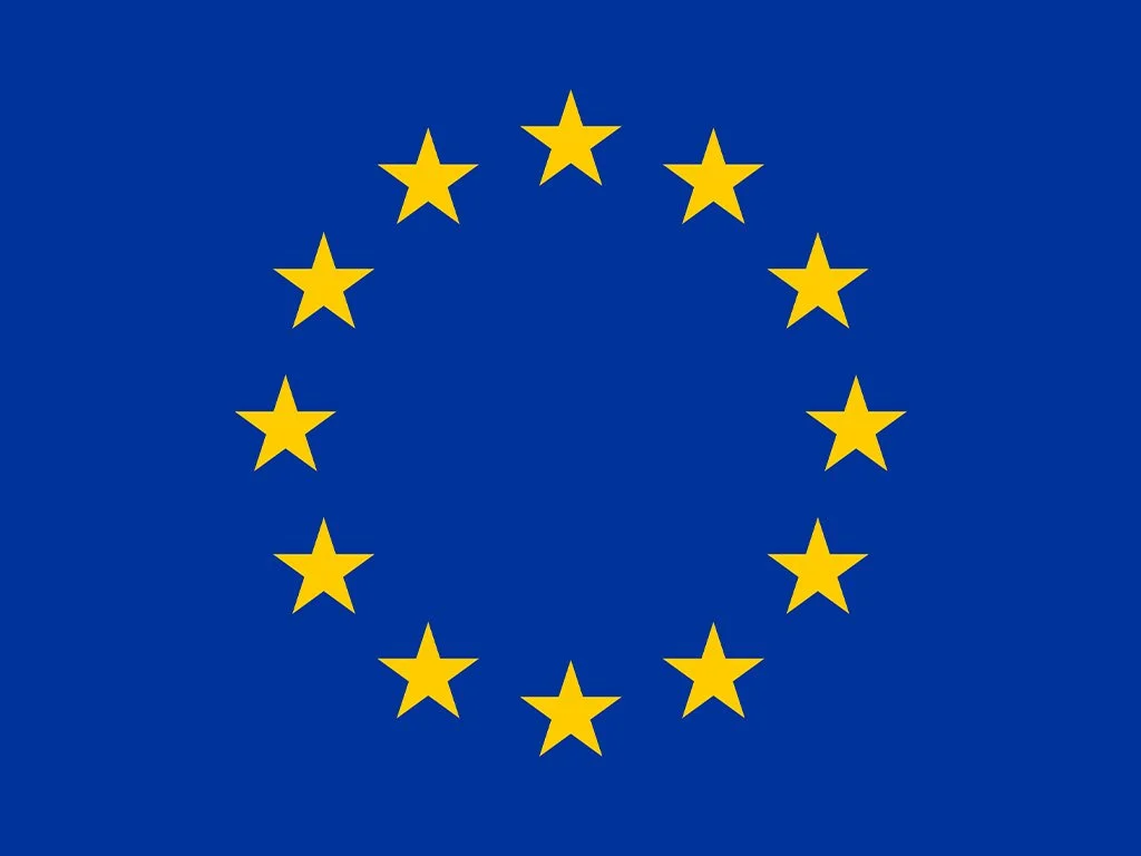 Die europäische Flagge mit blauer Hintergrund und einem Kreis gelber Sterne