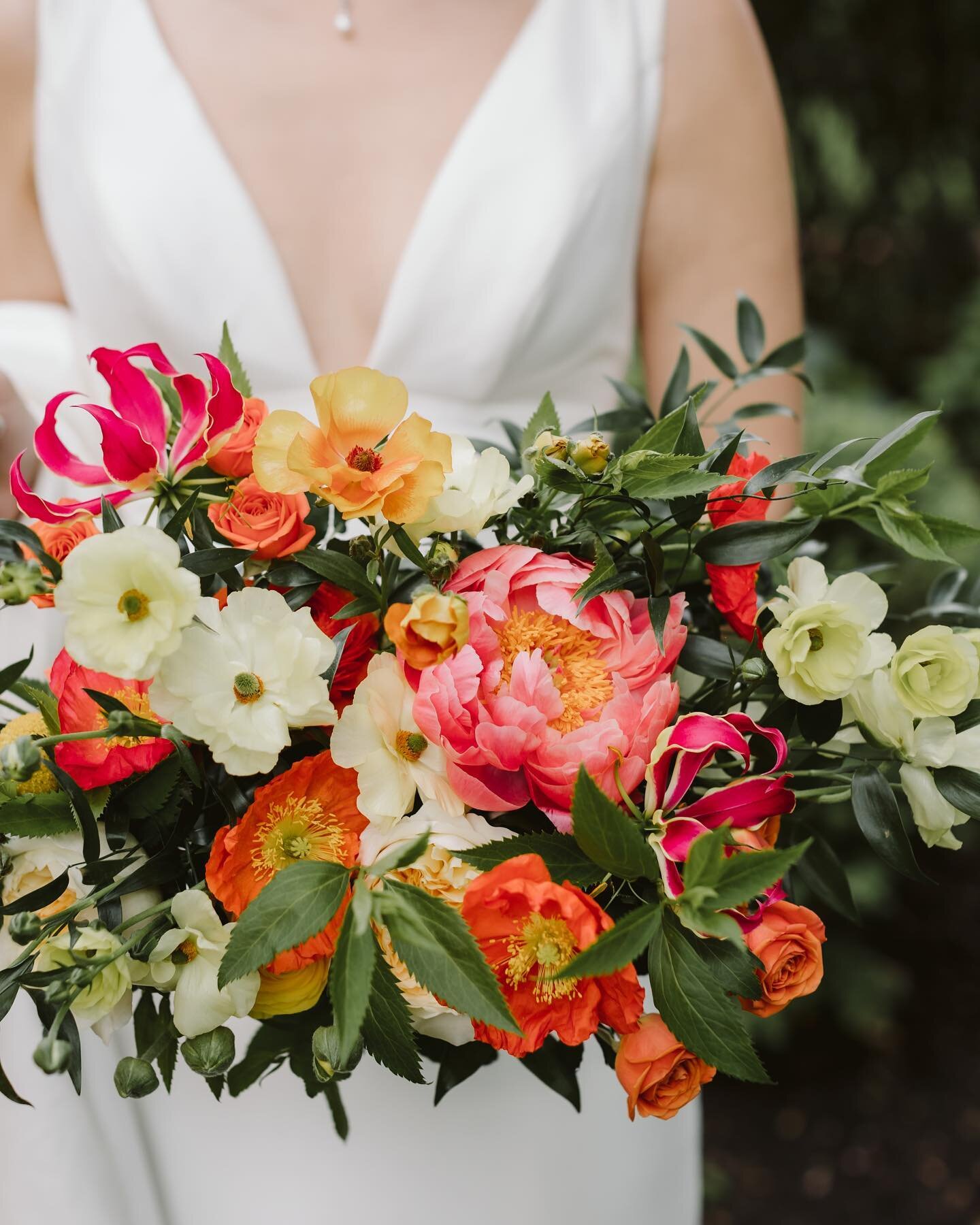 J + R had the most bright and beautiful wedding at @fernbrook.farms ☀️