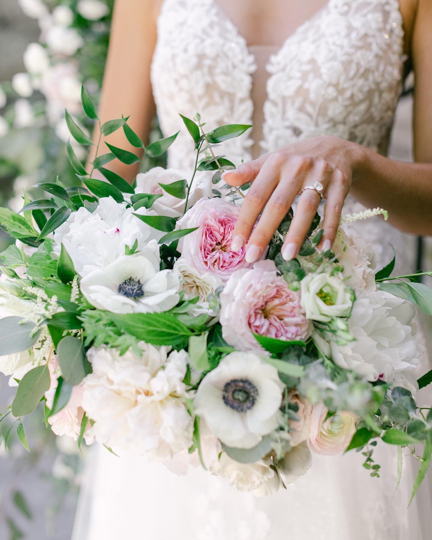 So, so soft and pretty at @hollyhedgeestate, with photos by the amazing @hopehelmuthweddings