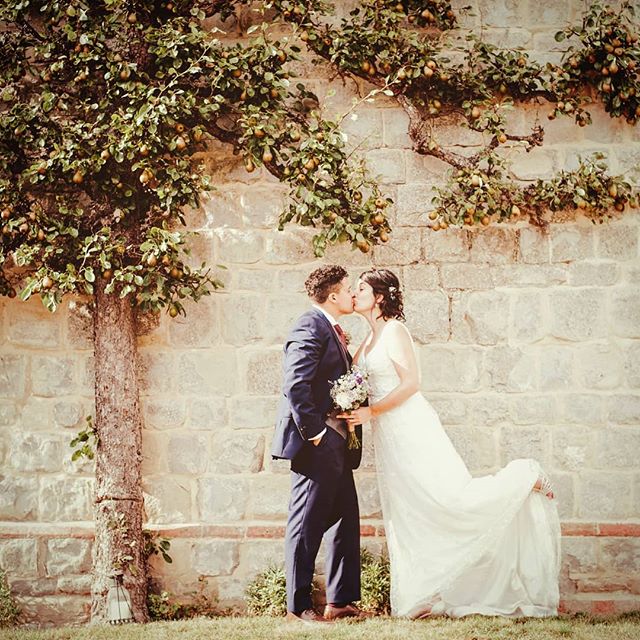Kisses under the fruit tree 🍊

#cornwallphotographer #cornwallweddingphotographer #weddingphotographercornwall #love #wedding  #weddingdayready #weddingphotomag #radlovestories #belovedstories