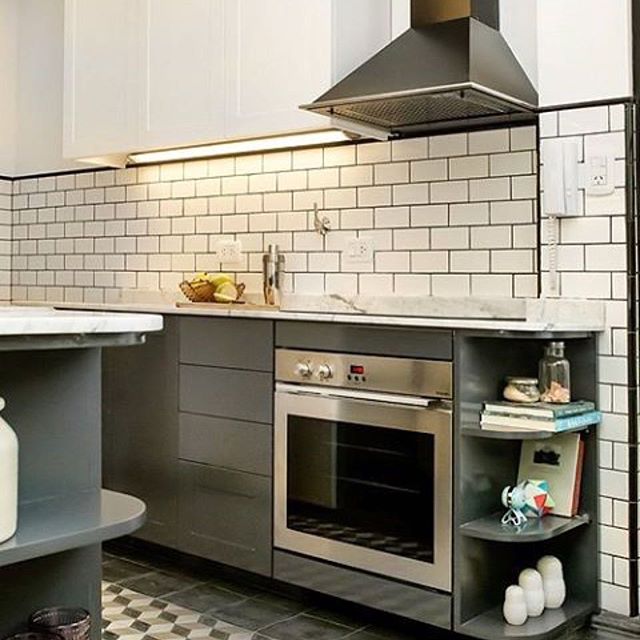 Repost @basedenargentina #kitchendesign #modernkitchen #greycabinets #glemappliances #marble #subwaytiles @jackierios