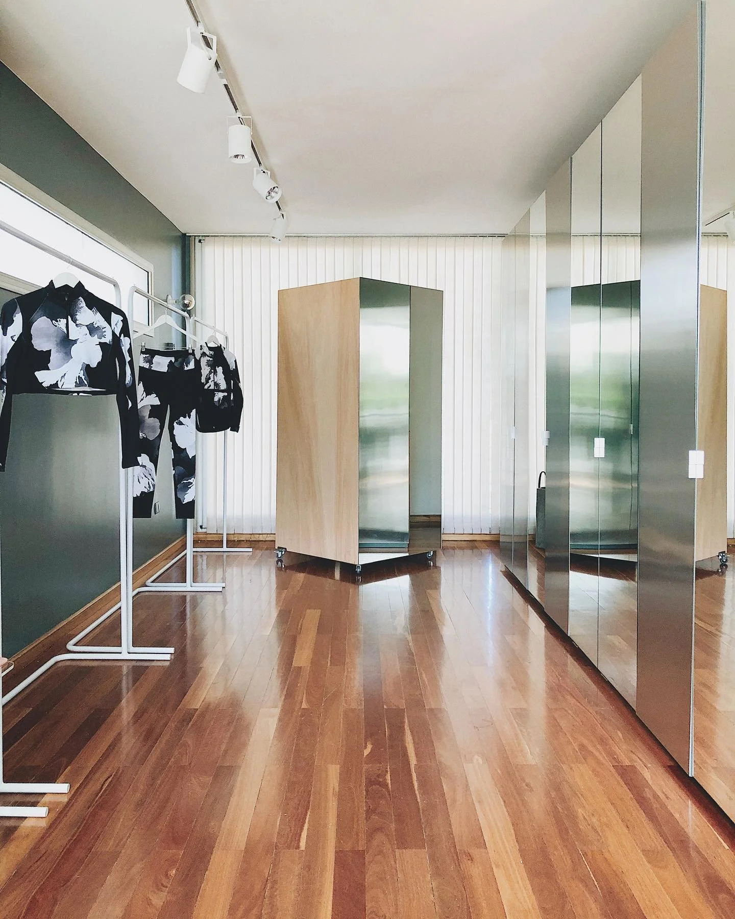 New project in! 
S H O W R O O M. M O V I U S 
@moviusindumentaria 
Pictures x @alejandrostea