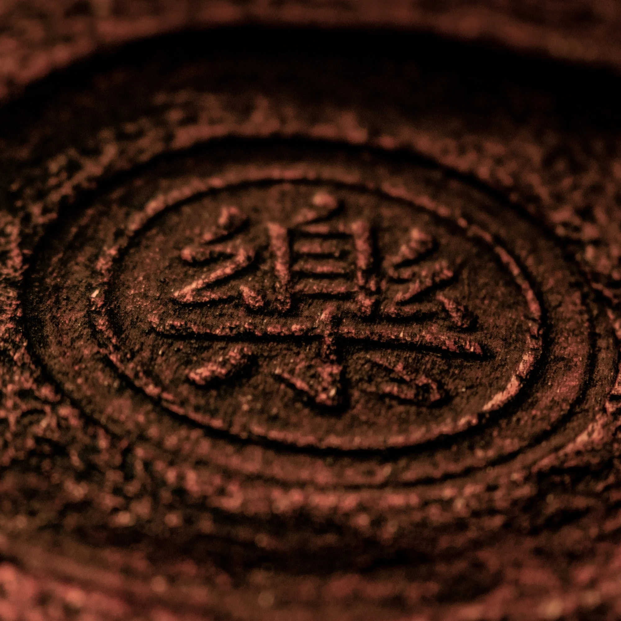 The permission to use the seal and the name Raku was granted to the family by the powerful xvi century Warrior Statesman Toyotomi Hideyoshi. 