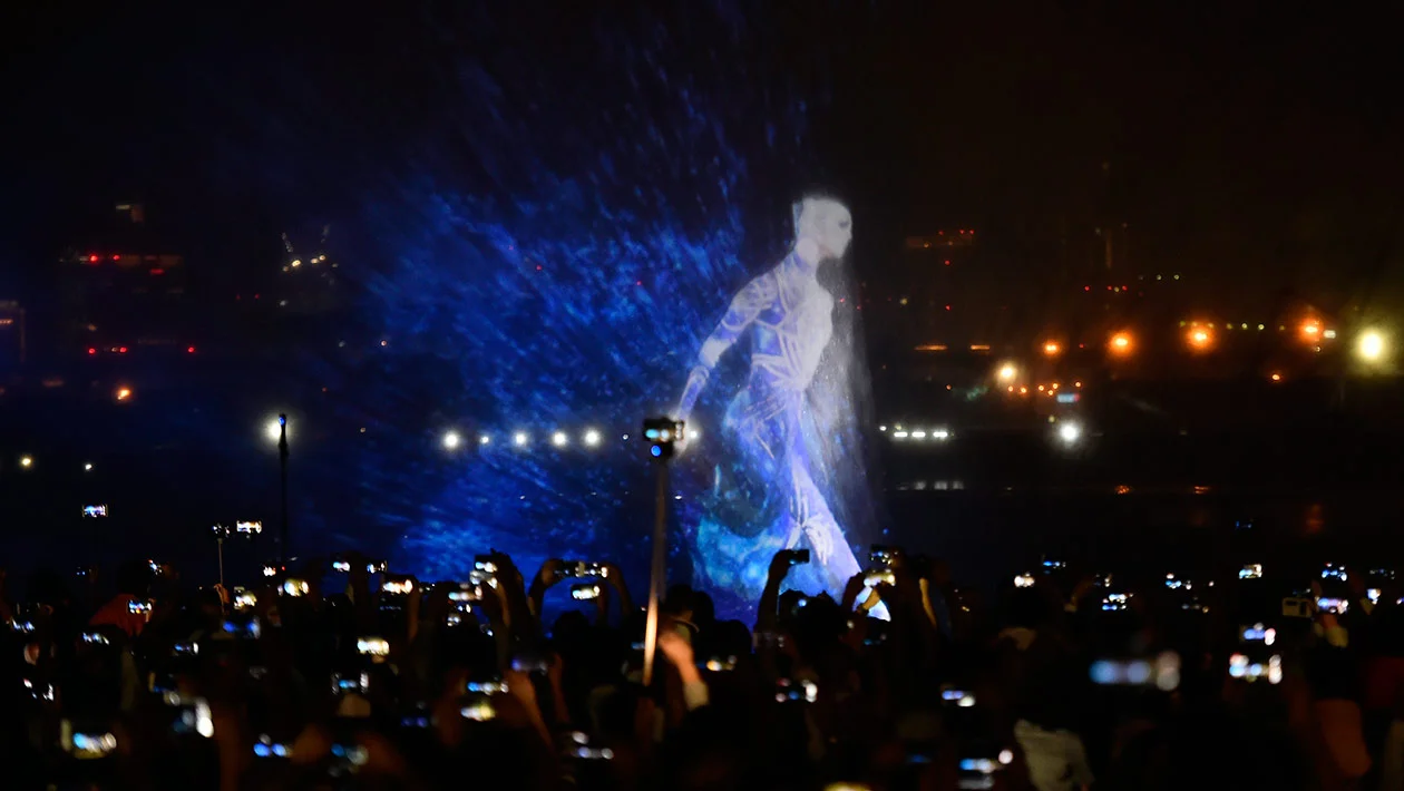 Largest-water-screen-projection-main-image_tcm25-456913.jpg