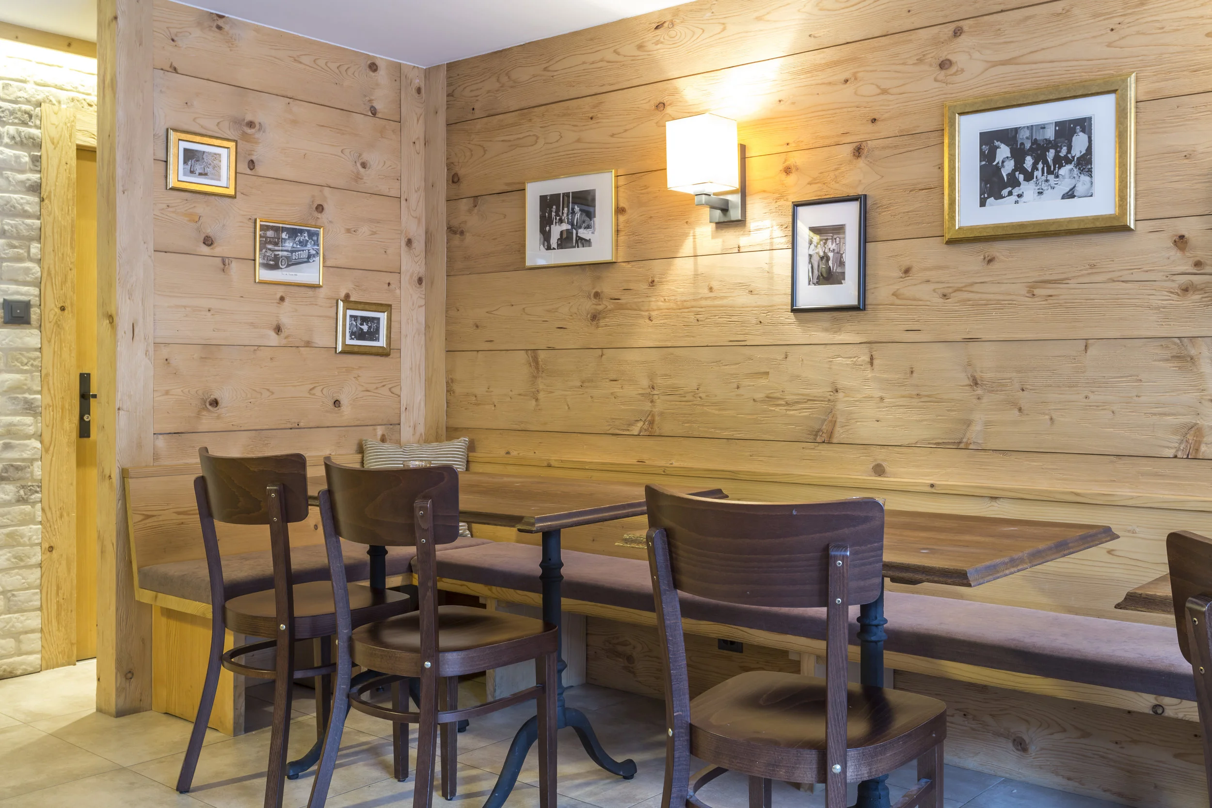 Sie können Ihre Getränke und Speisen draussen geniessen auf gemütlichen Bänken oder drinnen im Tea-Room.