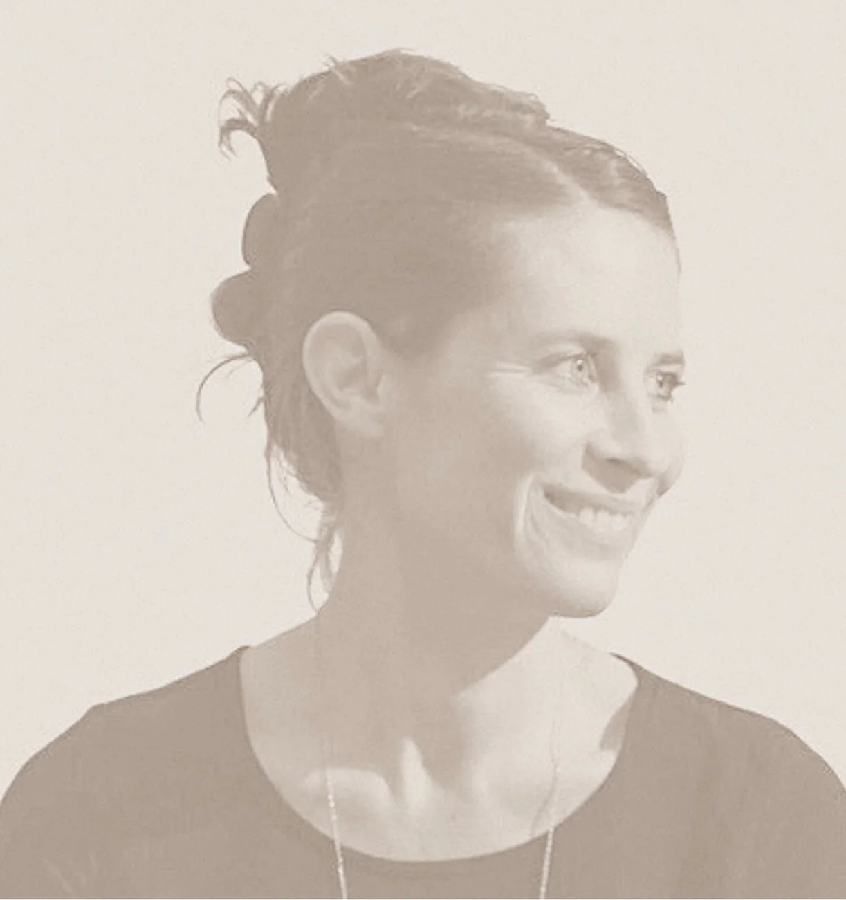 Ich stelle mich hier mal vor. 
Lena, Physiotherapeutin und begeisterte Yogini.
Die Liebe zu Yoga habe ich in Thailand w&auml;hrend einer Thai-Yoga-Massage Ausbildung entdeckt und nachdem ich einige Jahre selbst viel viele verschiedene Yogastile kenne