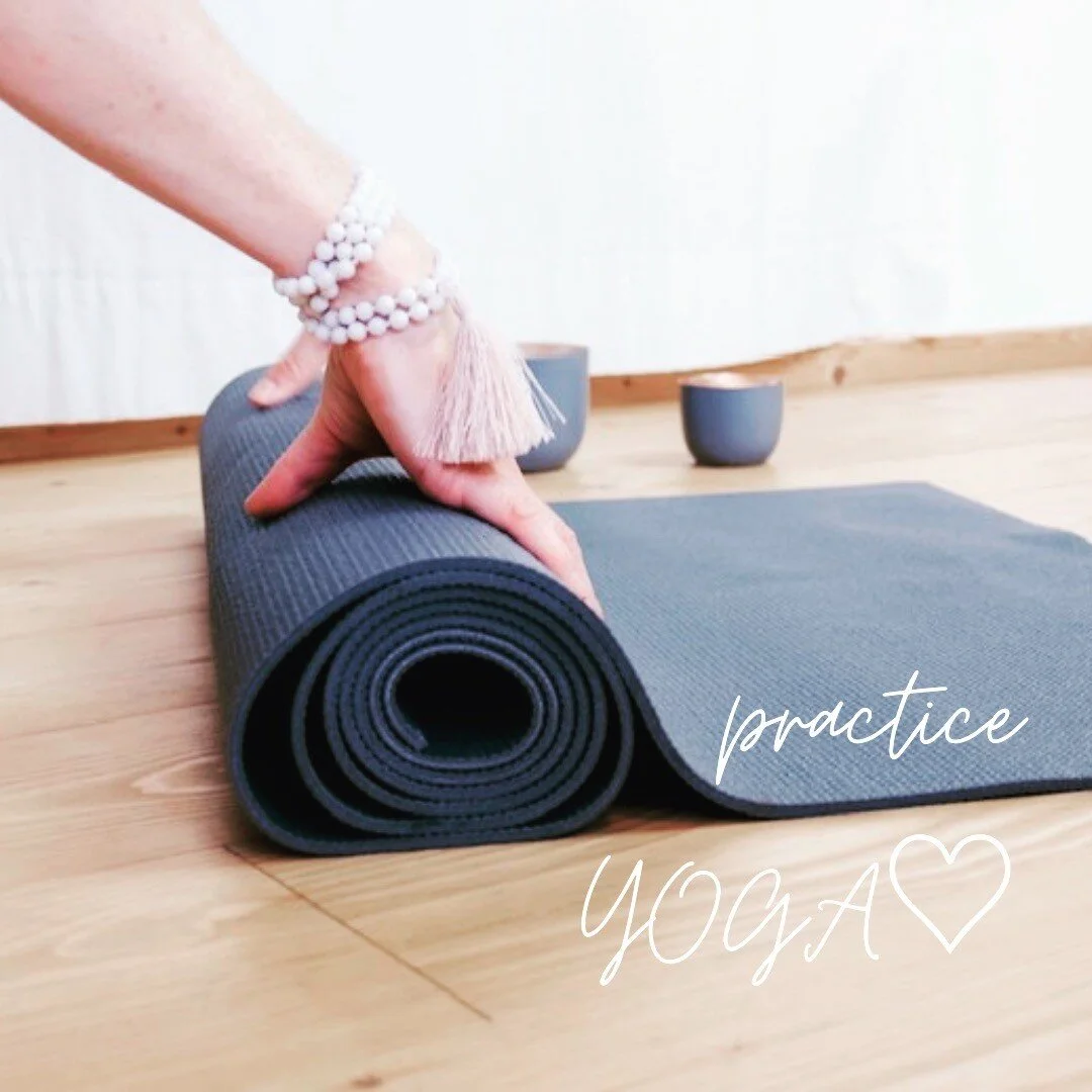 YOGA♡.

Yoga ist so vielseitig und bereichernd auf vielen verschiedenen Ebenen. Ob es die k&ouml;rperliche Asana Praxis ist, die unseren K&ouml;rper sowohl dehnt wie auch kr&auml;ftig, uns innerlich wie &auml;usserlich aufrichtet. Oder Pranayama, die