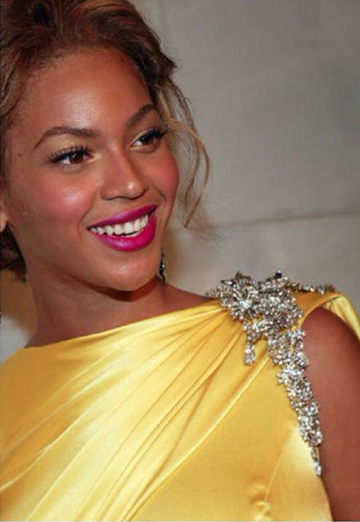 Beyoncé in Barrera crystal pin CFDA 2004