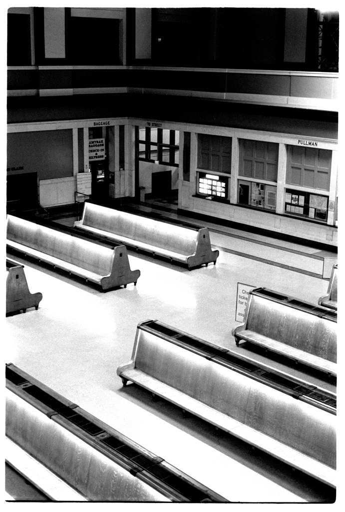 Denver Union Station main hall, 2006. The building underwent a complete renovation starting in 2012, turning this space into a bustling common area with a bar replacing the former ticket counter and small restaurants all around.