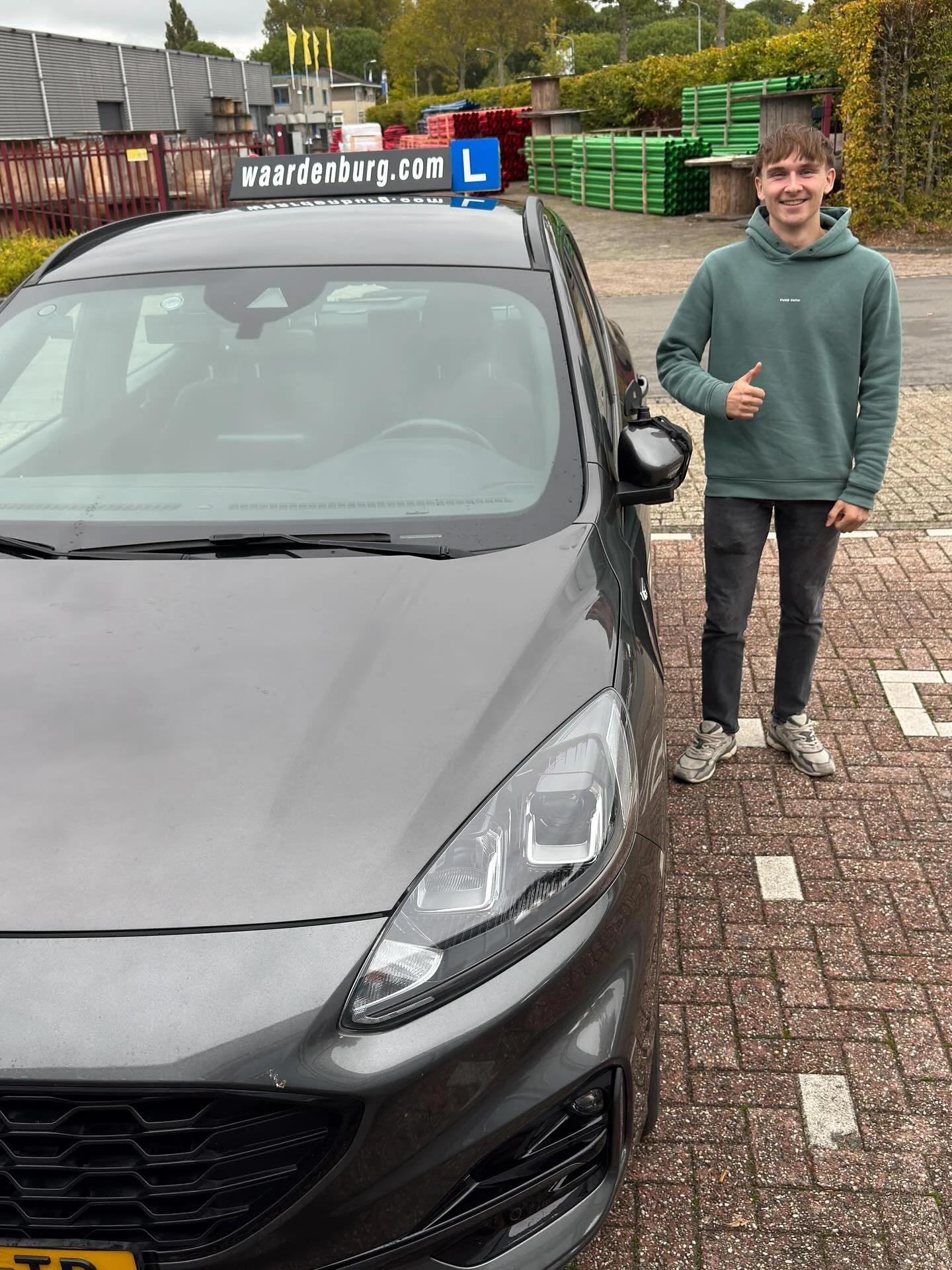 Hidde ook jij mag het nu zonder mij gaan doen. Gefeliciteerd en veel veilige kilometers toegewenst 🥳.