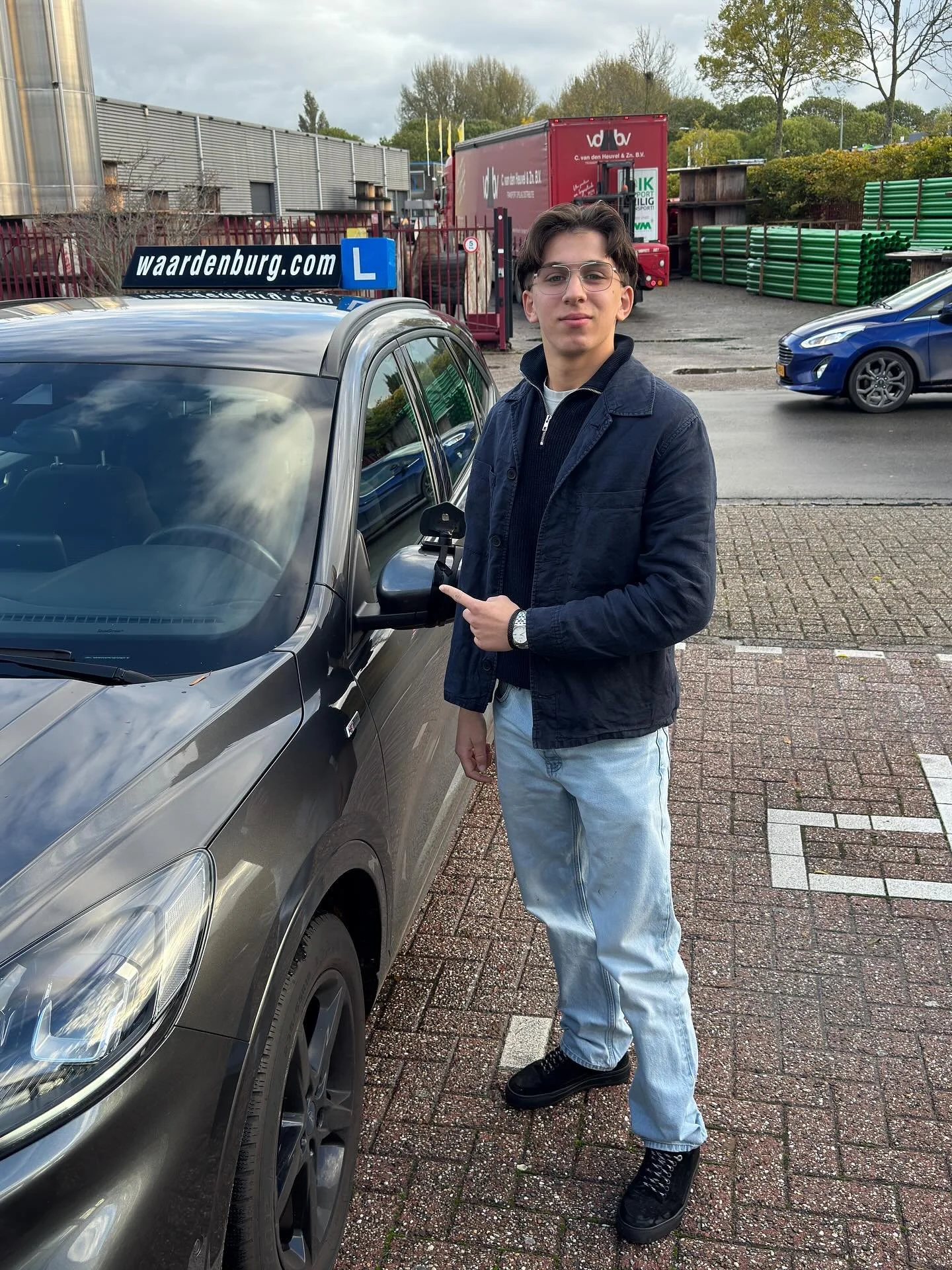 @cdmtrsc__  Constantijn gefeliciteerd met je rijbewijs 🥳 en dat in 1x. Soms kan een schop &hellip;.. wonderen doen 😉. Veel veilige kilometers toegewenst. #rijbewijs #endatmetbenjamininjerug ☔️ @cbrnl