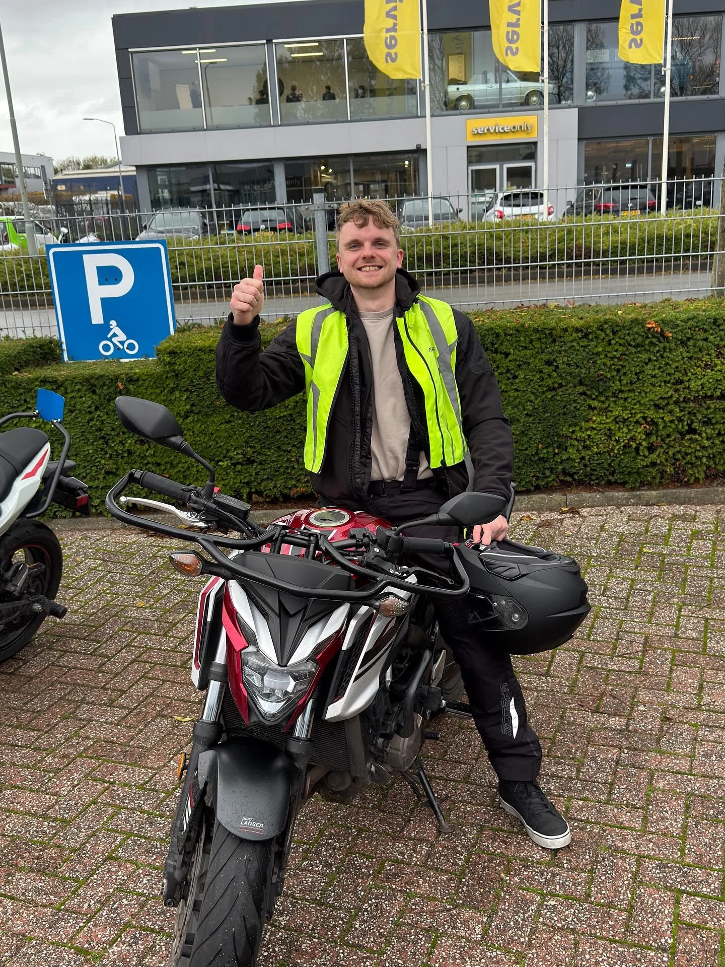 @robinhoogvliet gefeliciteerd met je motorrijbewijs. Ondanks het weer en de drukte liet jij je niet van de wijs brengen 👌🏻. Keurige rit laten zien.#motor #lessen @cbrnl