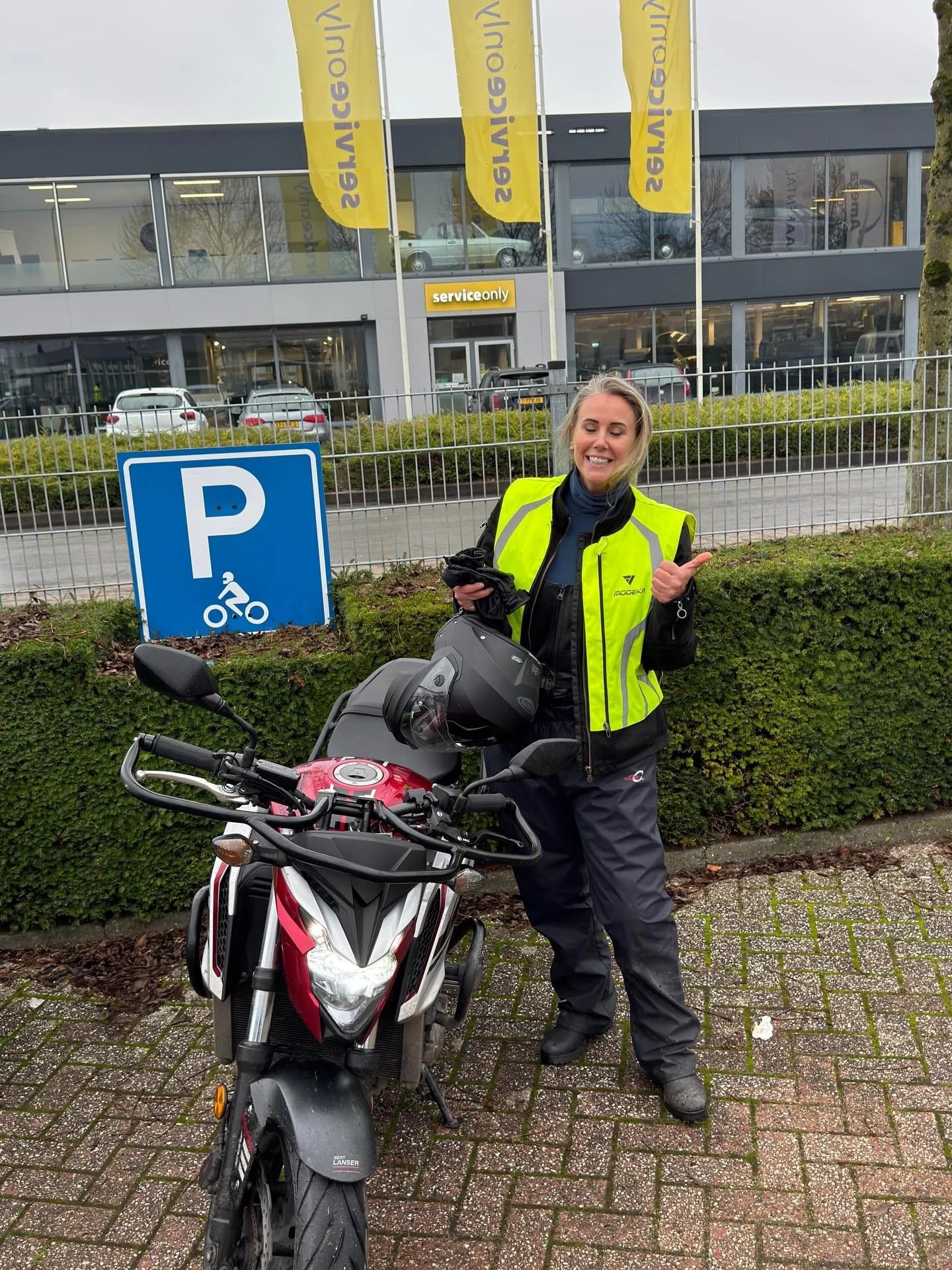 @ellesmijnders gefeliciteerd met je motorrijbewijs 🤩🥳. Jij vind het leuk om te rijden en dat straalde je examen rit ook uit. @cbrnl