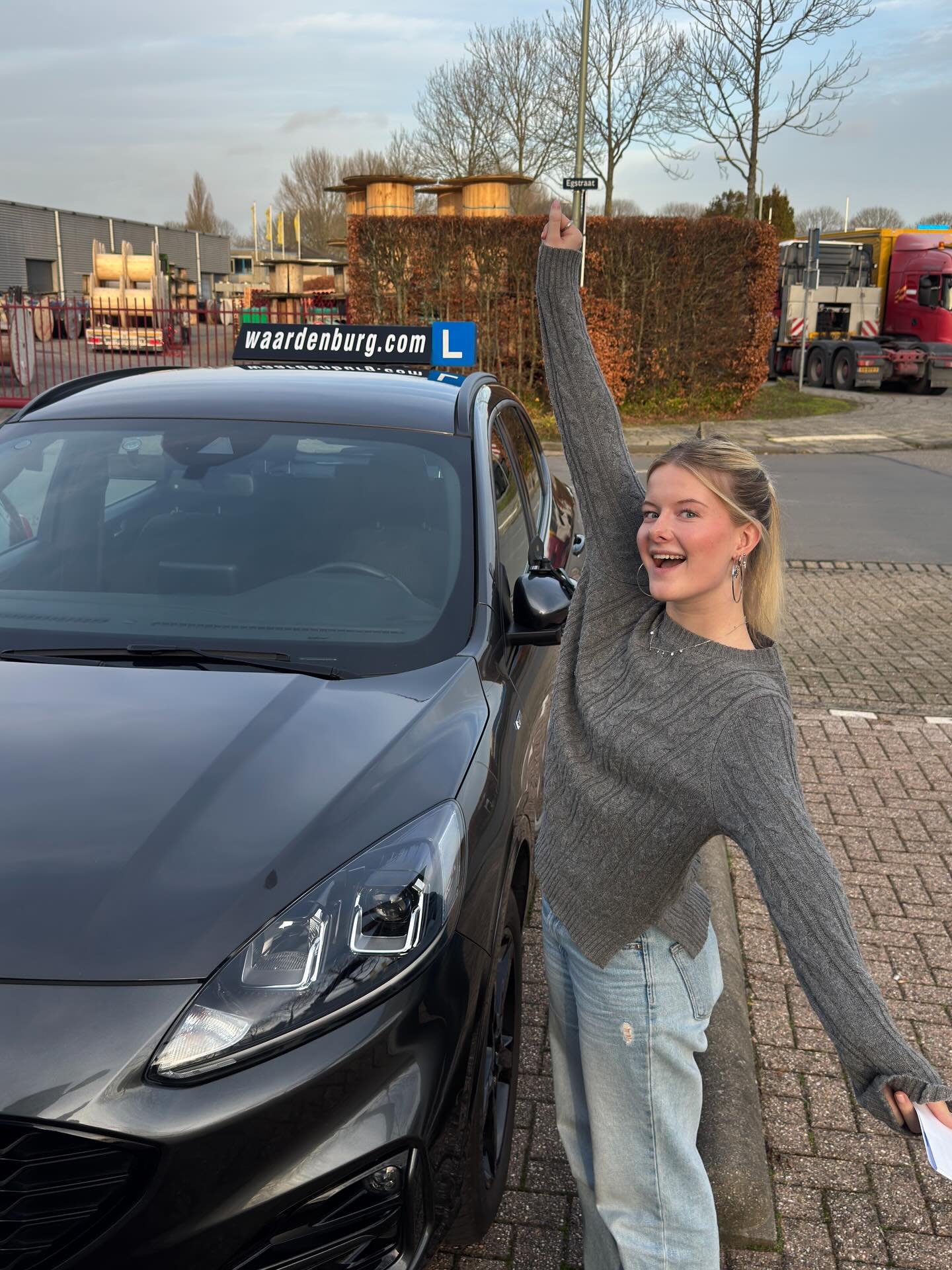 @sannevercouteren__ Ook Sanne kunnen wij feliciteren met haar rijbewijs. Veel veilige kilometers toegewenst en succes met je studie. @cbrnl