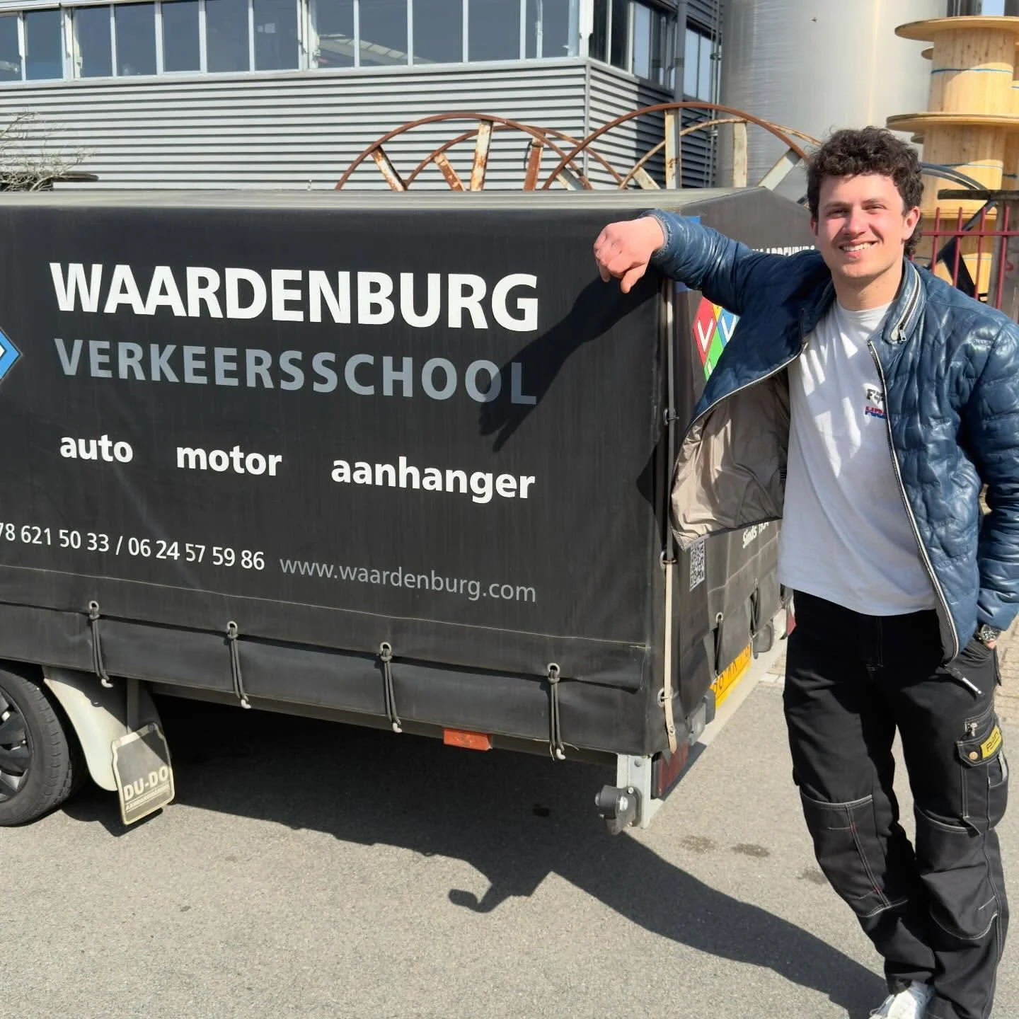 @_mika_078 Mika gefeliciteerd met je aanhangwagen rijbewijs. Ondanks een stoepje 😉wel laten zien dat jij weet hoe het moet met de kar. Veel veilige kilometers toegewenst. @cbrnl