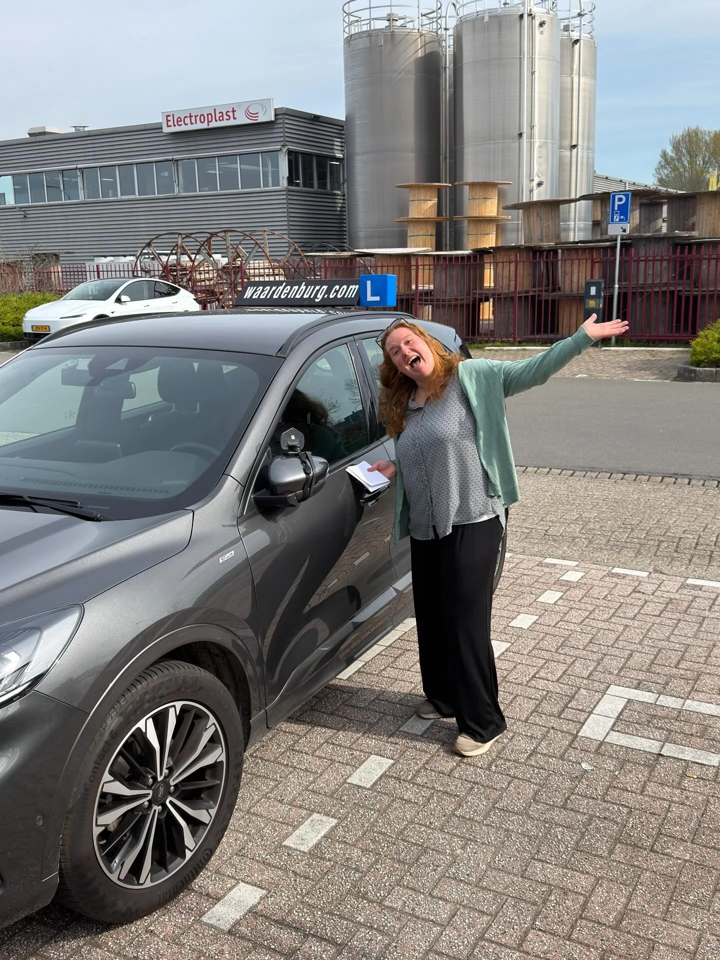 @sanneee1990 met de complimenten van de @cbrnl examinator ben jij geslaagd. Vooral de voertuigbeheersing was een 9 💪🏼 . Veel veilige kilometers toegewenst.