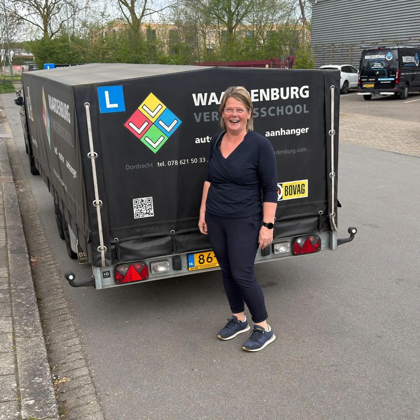 Suzanne gefeliciteerd met je aanhangwagen rijbewijs. Nu kan jij met de kar de markt op 💪🏼. Keurige rit laten zien ondanks de stress. Veel veilige kilometers toegewenst en wat zal het een verrassing zijn als jij thuiskomt en zegt ik heb mijn E rijbe