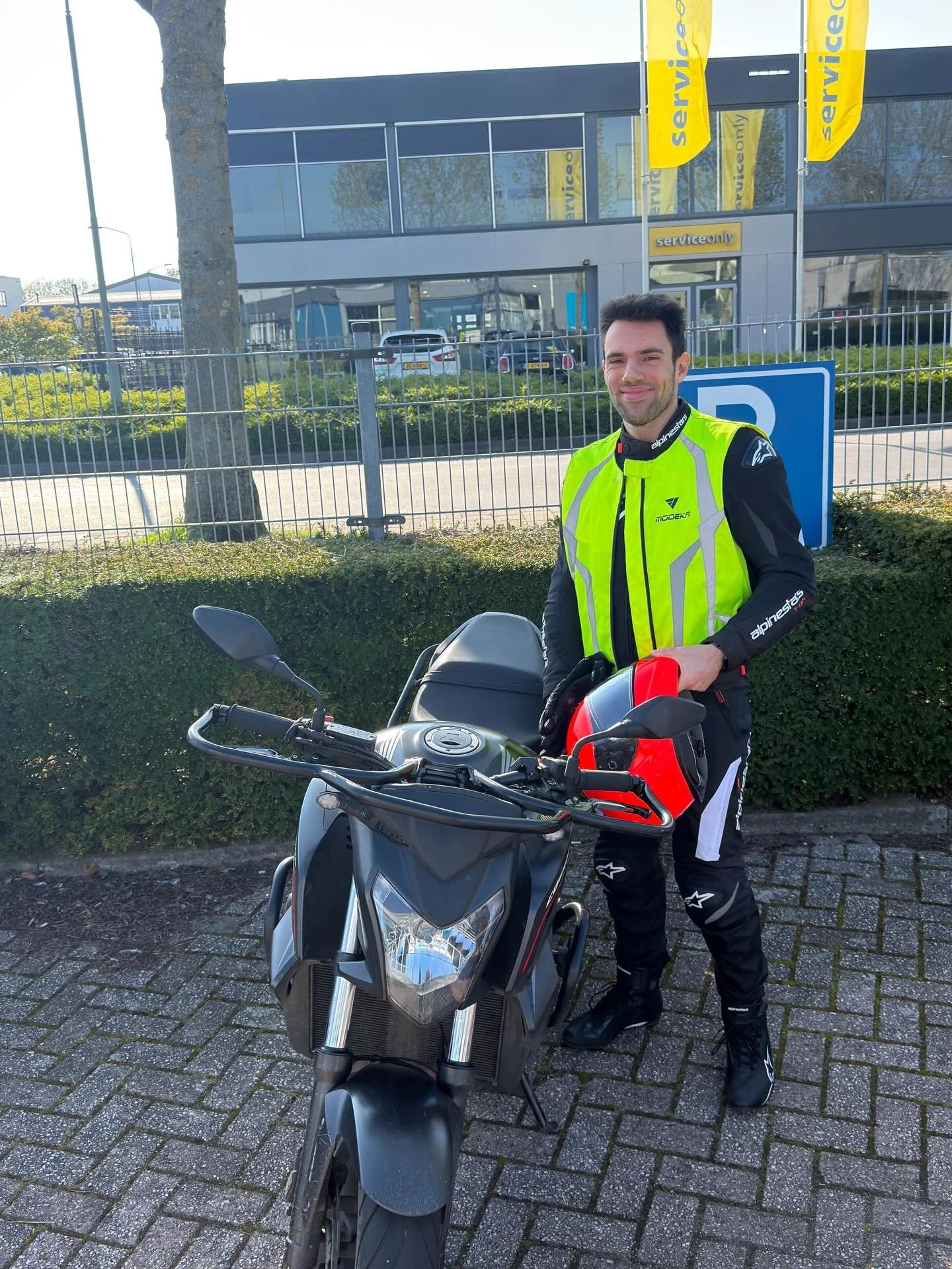 Emiel gefeliciteerd met je motorrijbewijs. Nu met het mooie weer voor de deur lekker zelf gaan toeren. Veel veilige kilometers toegewenst 🥳💪🏼😎. @heemskerkemiel @cbrnl