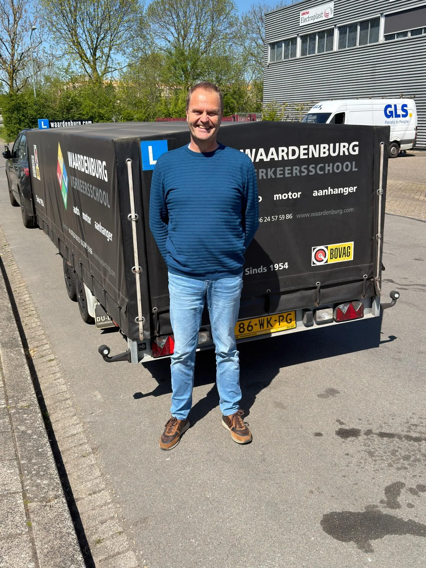 Sjaak gefeliciteerd met je aanhangwagen rijbewijs. Keurig gereden met de kar. Nu kan jullie op vakantie niets gebeuren met beide het E rijbewijs. @sjaakvanderwaaij @cbrnl