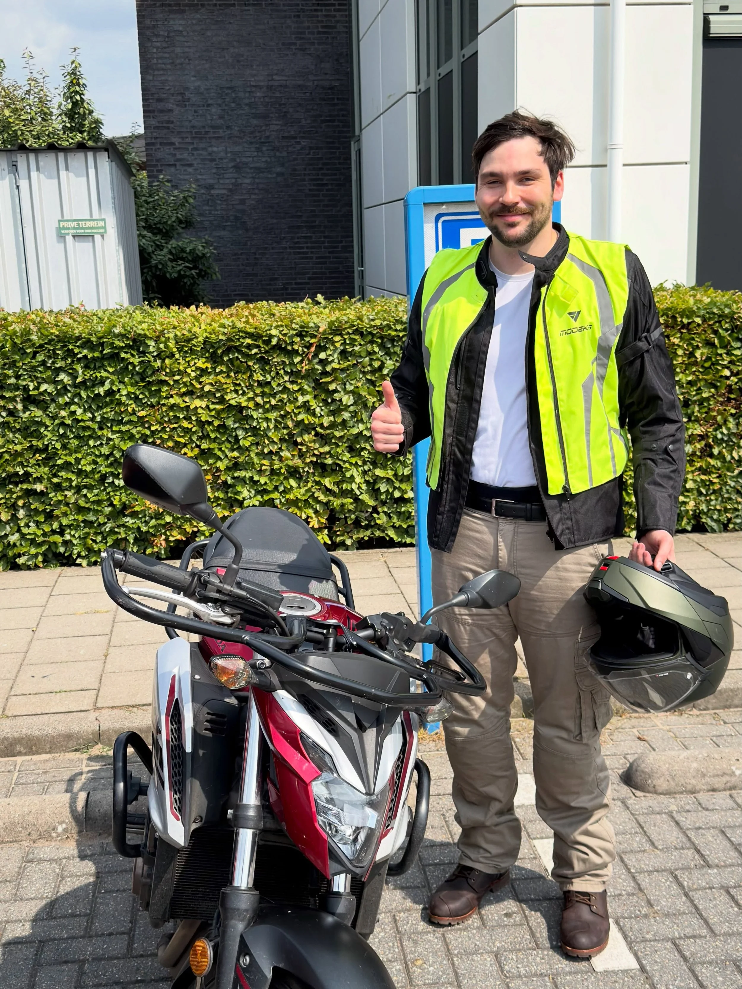 Om deze zomer nog je rijbewijs te halen voor de motor helemaal naar Schelluinen gereden om examen te doen. Dit terwijl de Papendrecht brug dicht is 🙈. In ieder geval cursus file rijden met de motor kunnen wij ook afvinken. Gefeliciteerd en veel veil