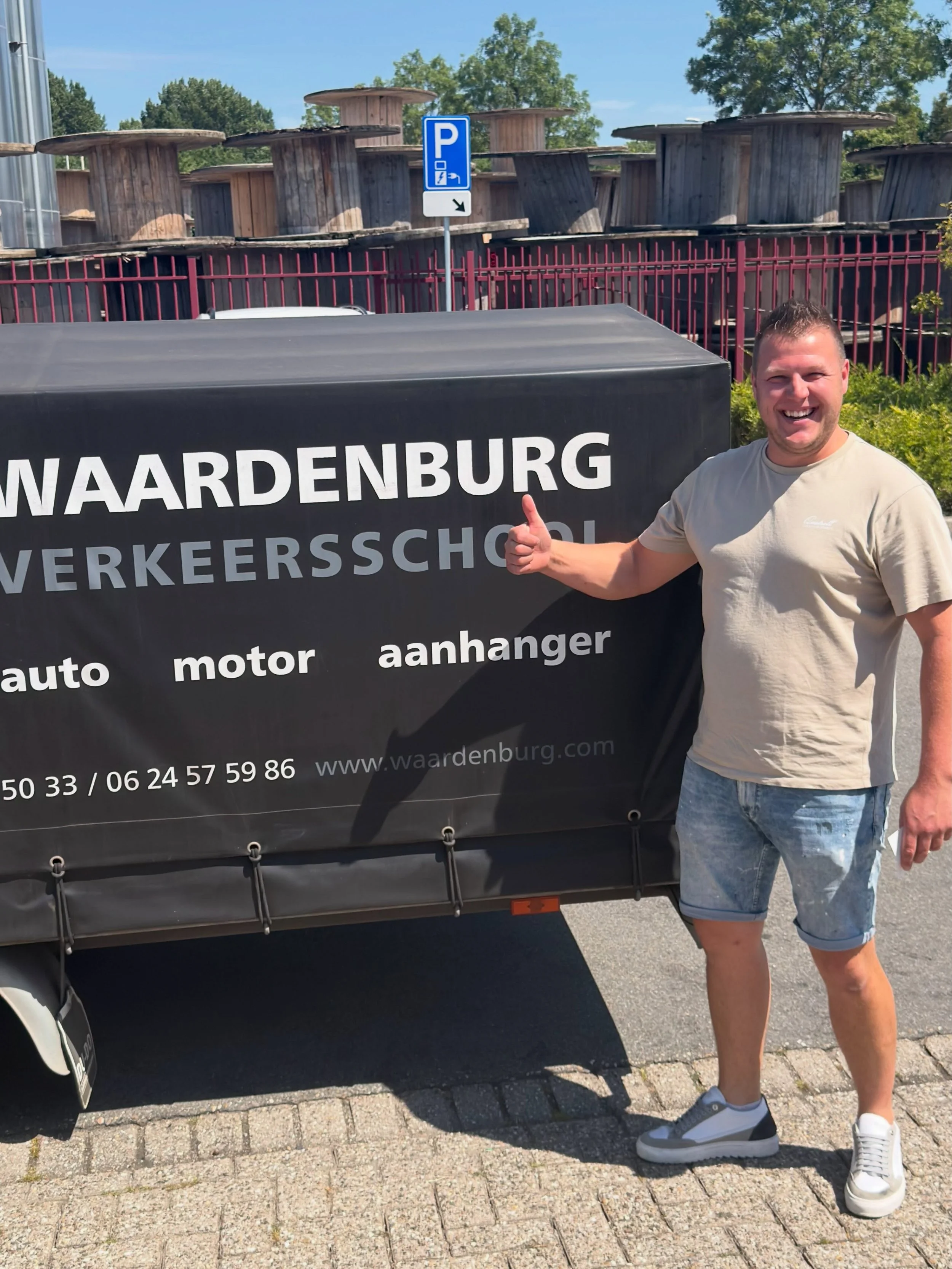 @jeroen_vd_burg gefeliciteerd met je aanhangwagen rijbewijs. Zoals voorspeld met 2 vingers in je neus gehaald. Veel veilige kilometers toegewenst met de boottrailer 😎. @cbrnl