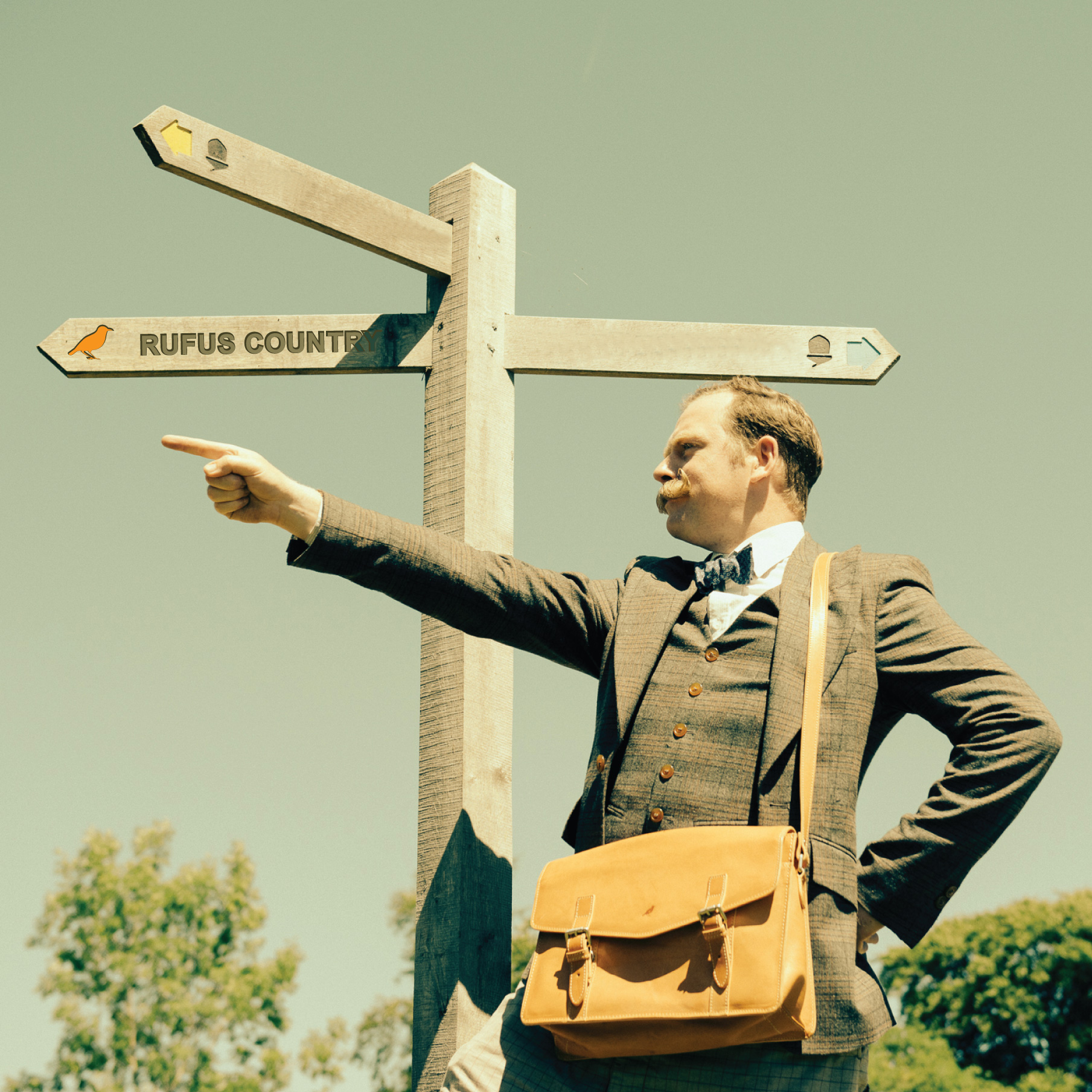 Rufus Hound very kindly created this picture for us. He carries the Juniper and says it works fantastically well for his scripts. A true gent! Photography by Iain Crockart