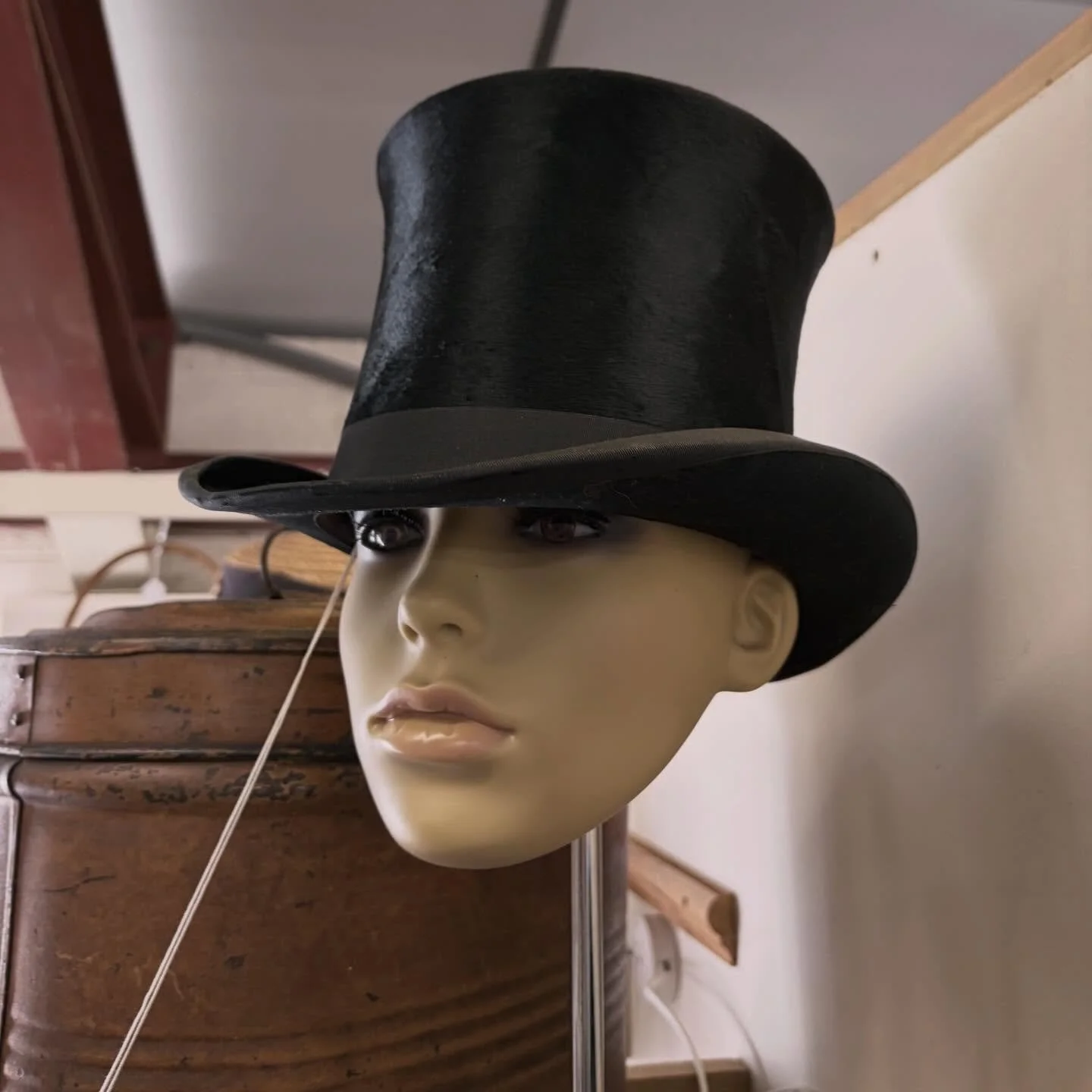 I&rsquo;M A MASSIVE WUNDERKAMMER!!!
(And I think you might be one, too.)

If you&rsquo;re tired of &ldquo;normal.&rdquo;
If you&rsquo;re bored of &ldquo;new.&rdquo;
If you hunt for the objects that others are too afraid to display.

We&rsquo;ve just 