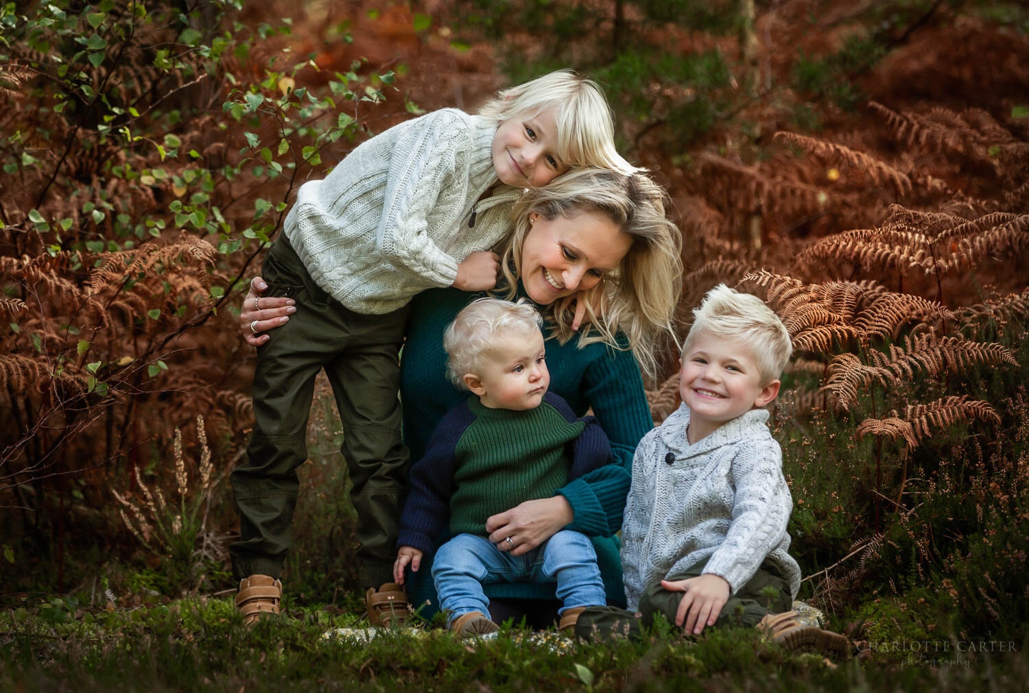 family photographer reading mum with boys autumn