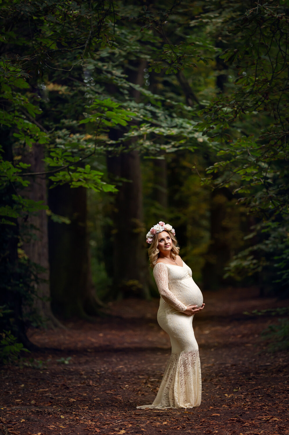 berkshire family photographer maternity portrait in woodland