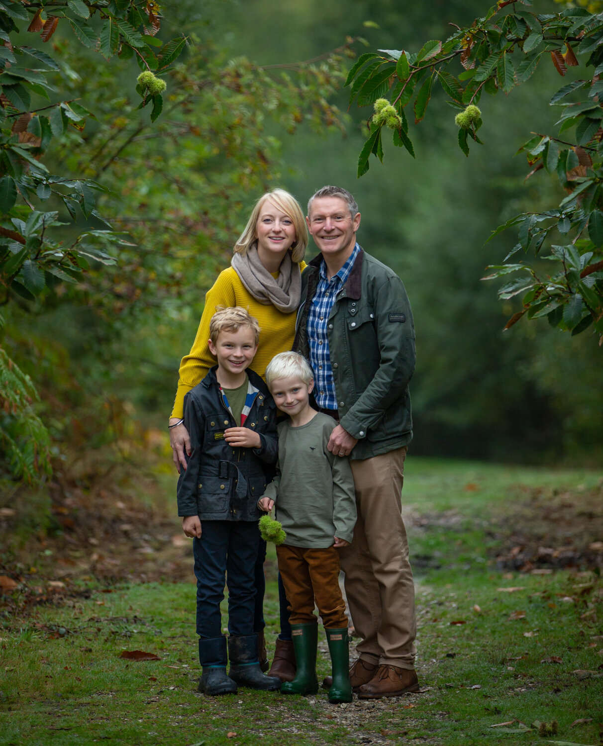 berkshire family photographer mum, dad and two sons portrait