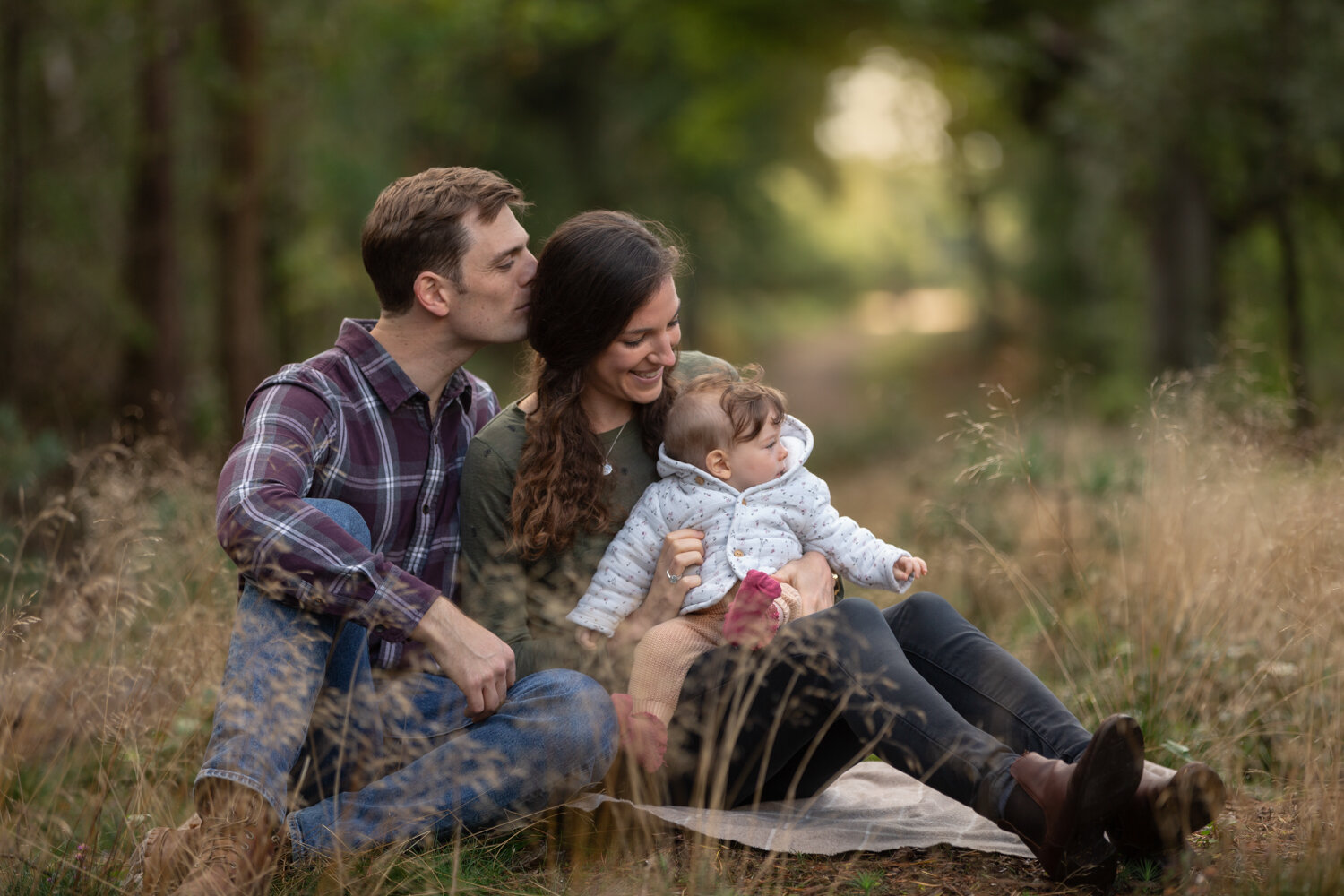 berkshire family photographer parents and baby in woodland