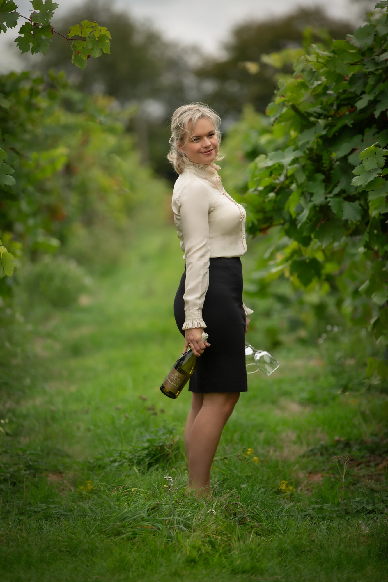 headshot photographer reading - business woman holding champagne and glasses