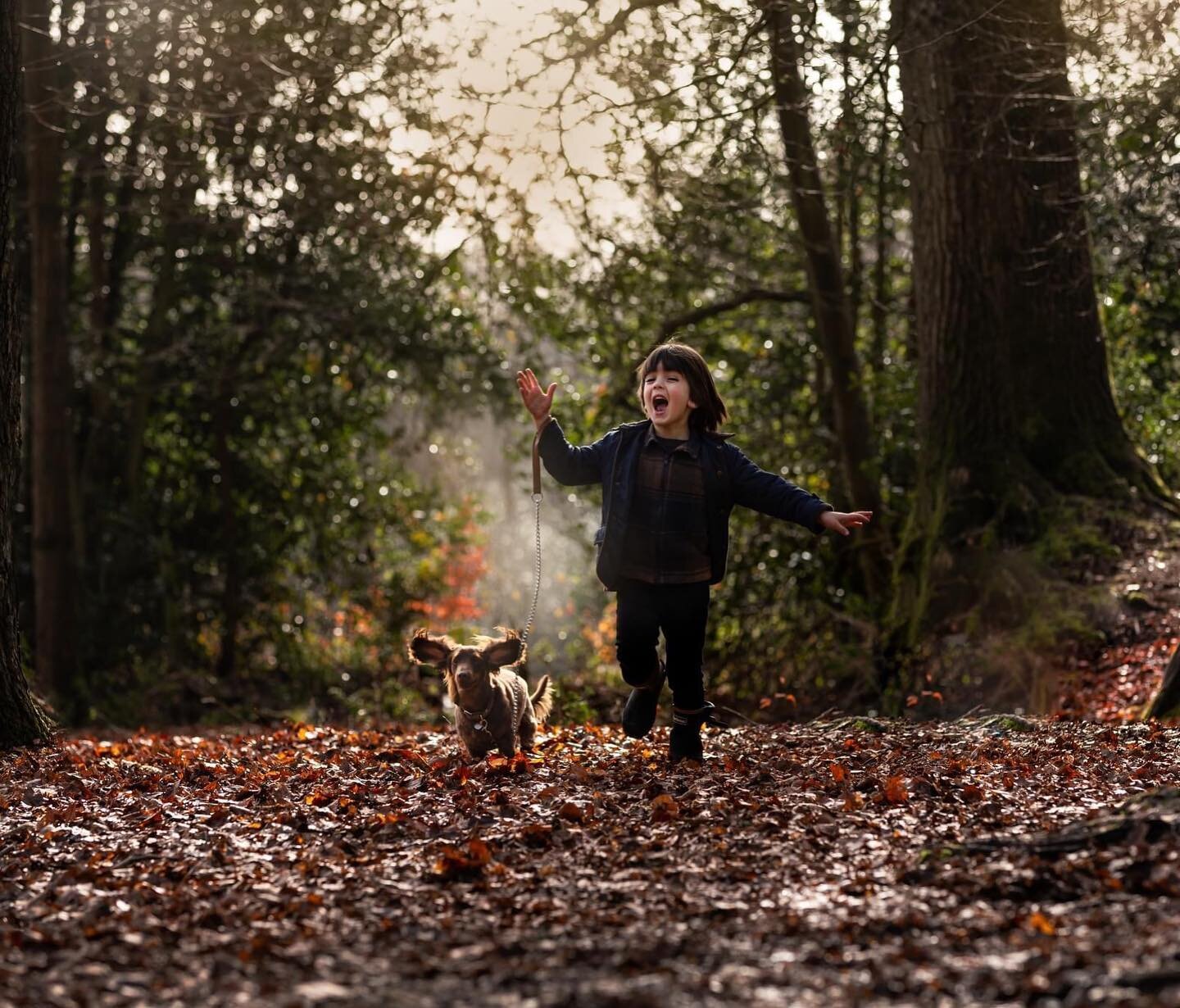 It&rsquo;s still looking Autumnal out there.  Love this little bit of joy.
#childrenphotography #familyphotography #mortimer #charlottecarterphotography #letthembelittle