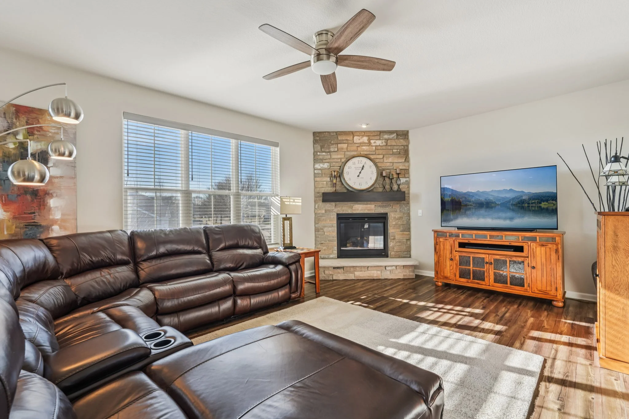 8-web-or-mls-Windrush Dr-S1001-008.jpg