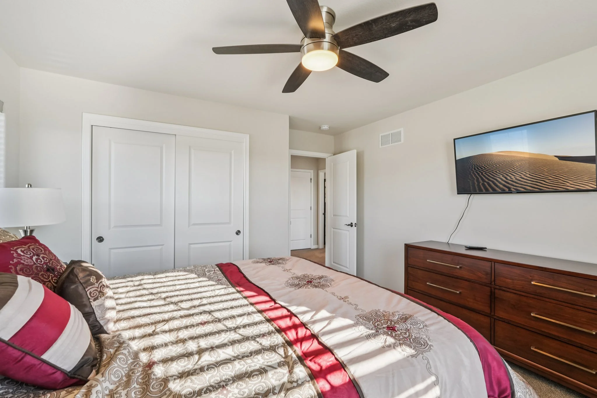 25-web-or-mls-Windrush Dr-S1001-025.jpg