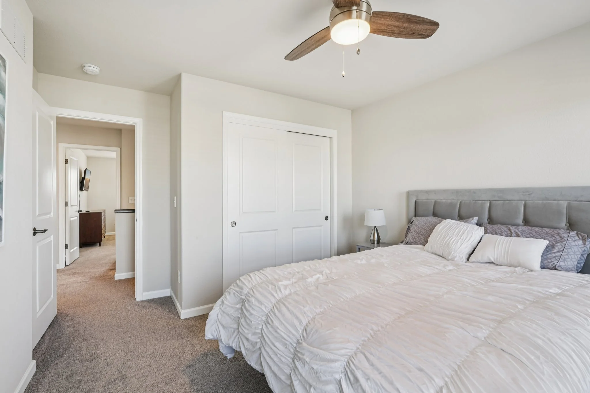 27-web-or-mls-Windrush Dr-S1001-027.jpg