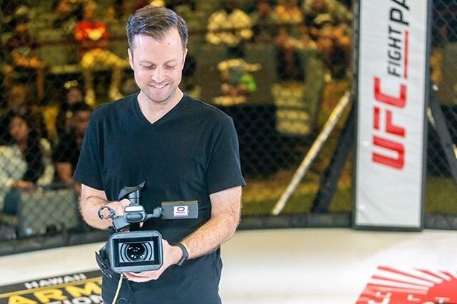 That incredibly random moment when @fpqphotography gets a shot of me getting a shot of him outside the cage 😂 #wellplayed #slowclap @trinitysportcombat #thatcagelife #grinningidiot #videographer #cameraoperator