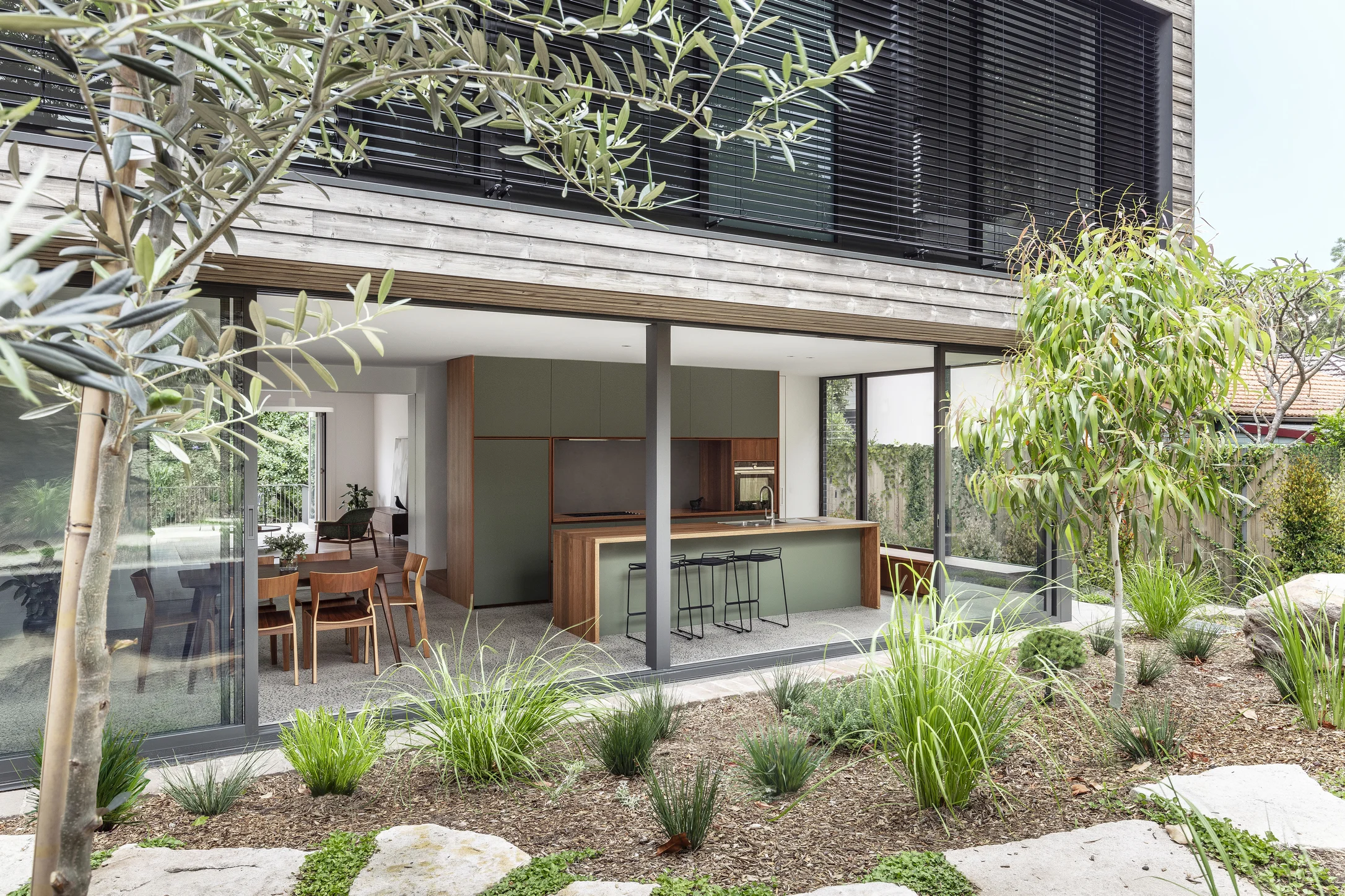 Cooks River House_studioplusthree_03_TomFerguson.jpg