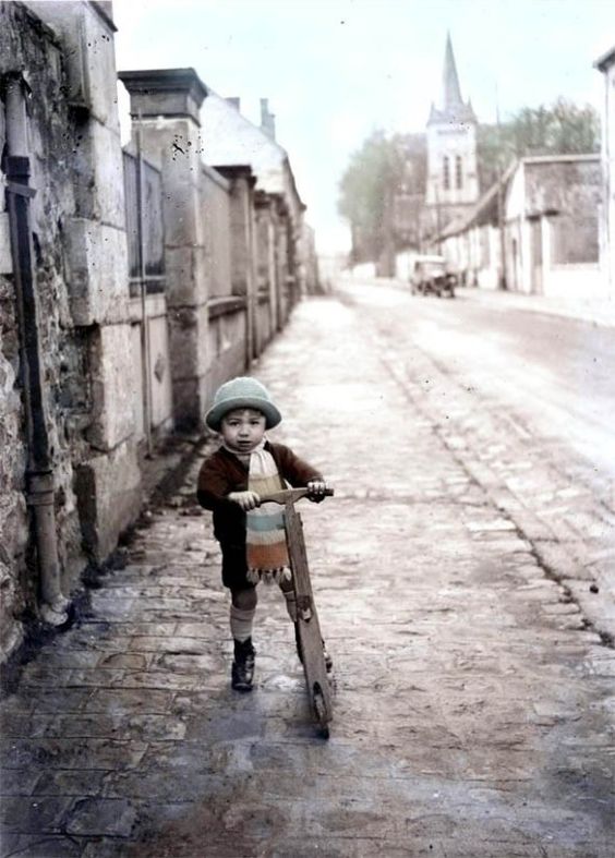 Scootering: a traditional mode of transport in Paris for toddlers, teens and grown-ups. Unable to source photo origin. 