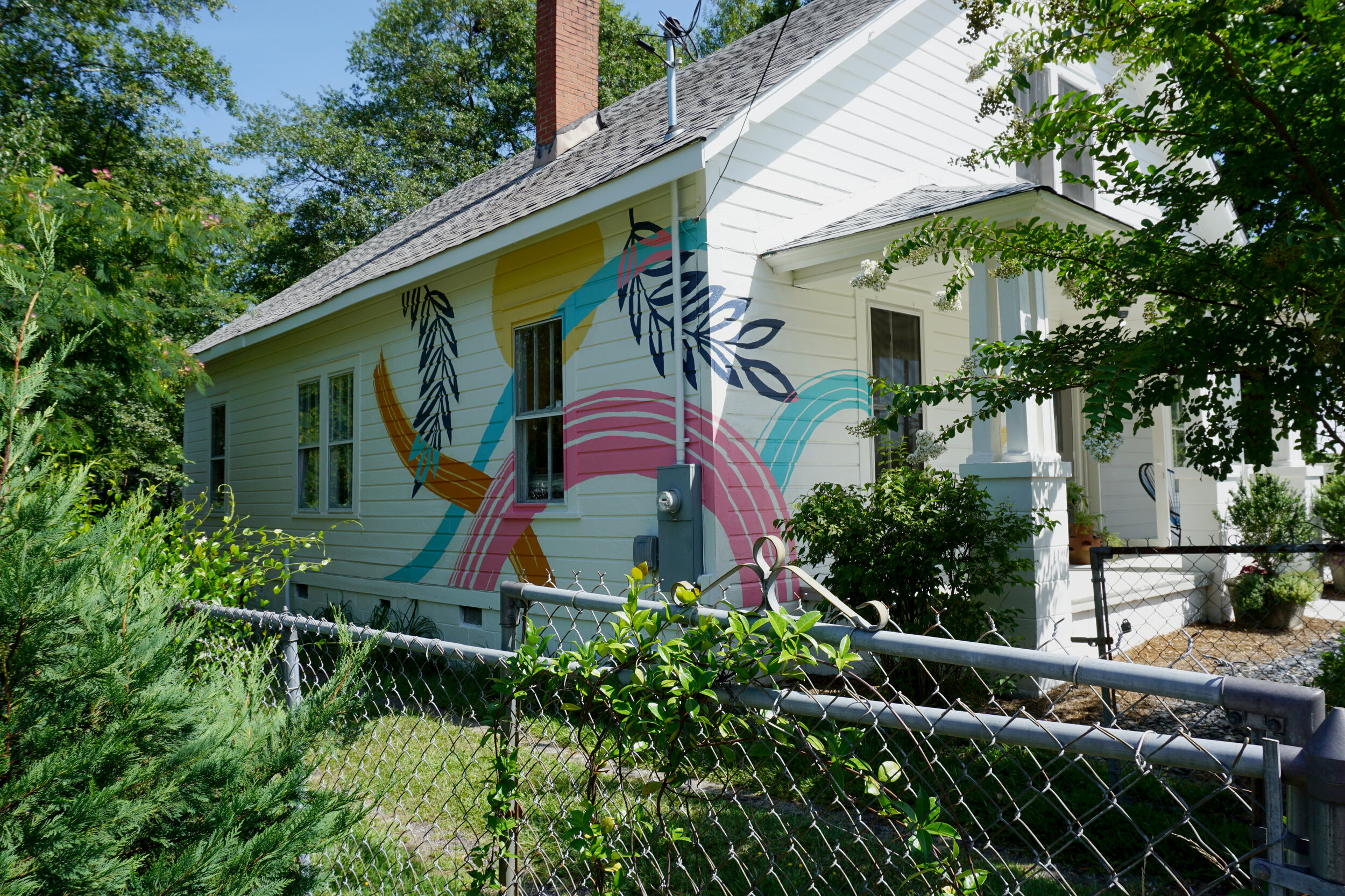   Art & Light Gallery exterior, mural by Greenville artists   @eva_magill_oliver  and  @sunnymullarkeystudio  