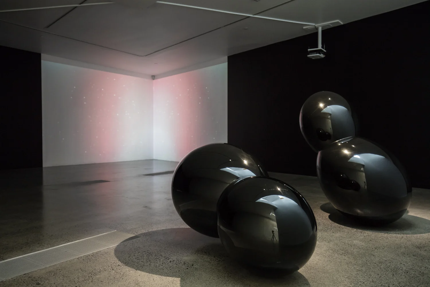 Installation view Seung Yul Oh, HaaPoom, Te Uru Waitakere Contemporary Gallery, 29 August - 8 November 2015 Photography: Sam Hartnett