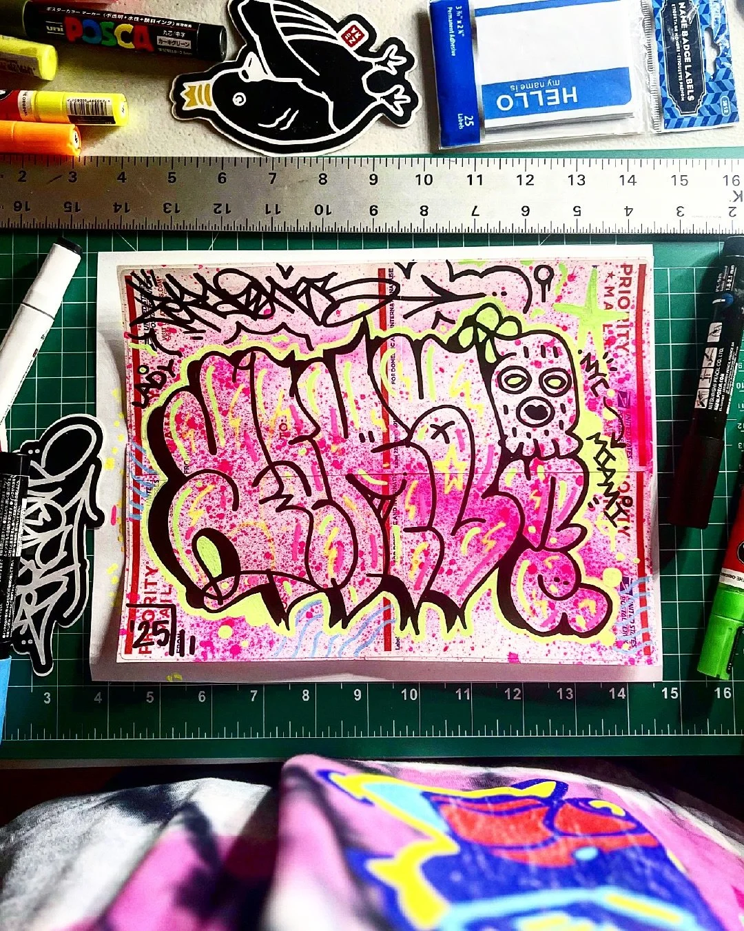 My piece + stickers for Throwing Hands II ✍️

For the upcoming Vinyl Tuesdays&rsquo; 1-Year Anniversary at @elfresco_miami 🏝️🤘

Curated by @kraveart &amp; @louiedeology 💎

#handstyle #zeraones #elfrescomiami