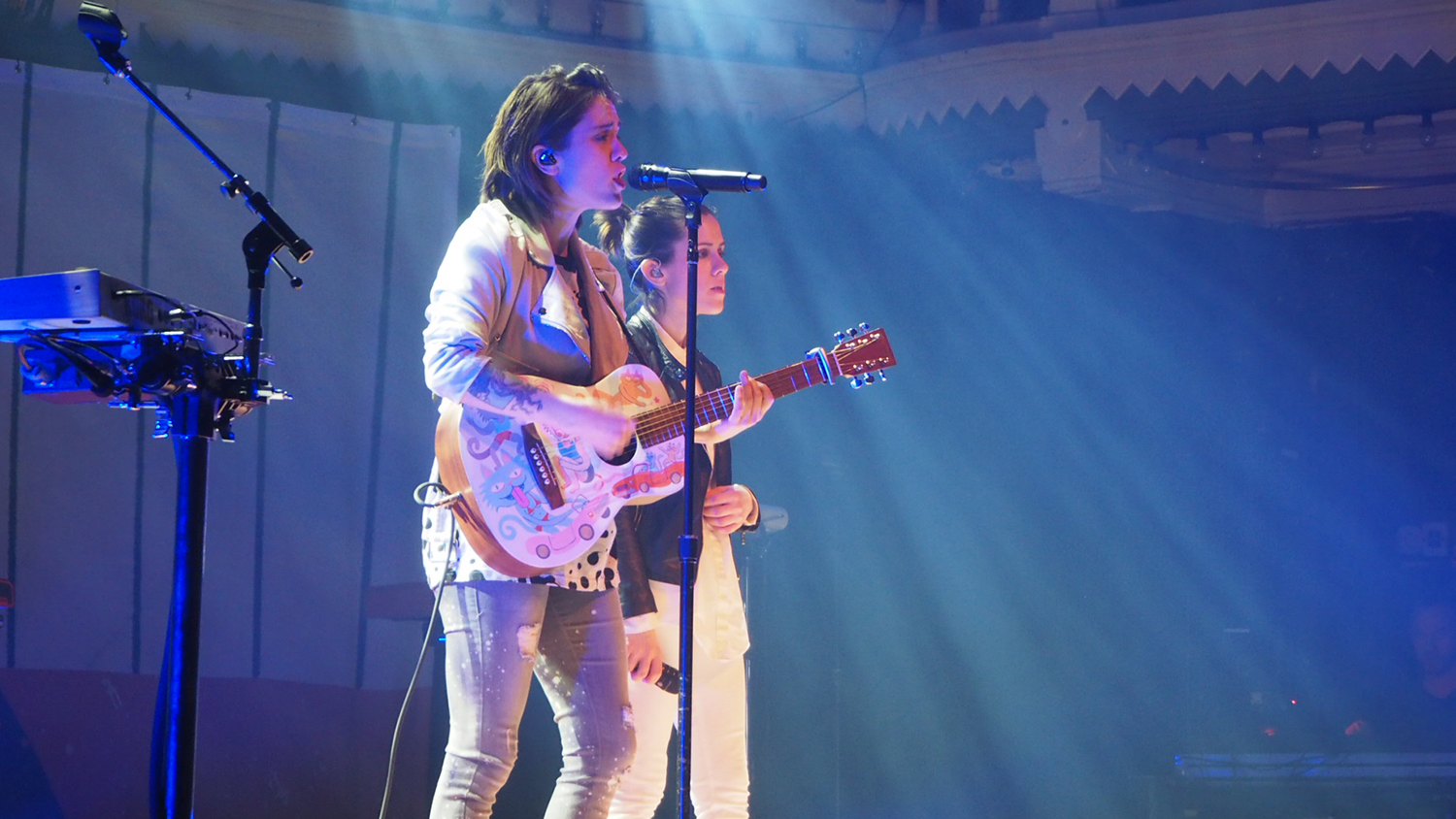 Tegan-and-Sara-Paradiso-guitar-Amsterdam-The-Wong-Janice.jpg