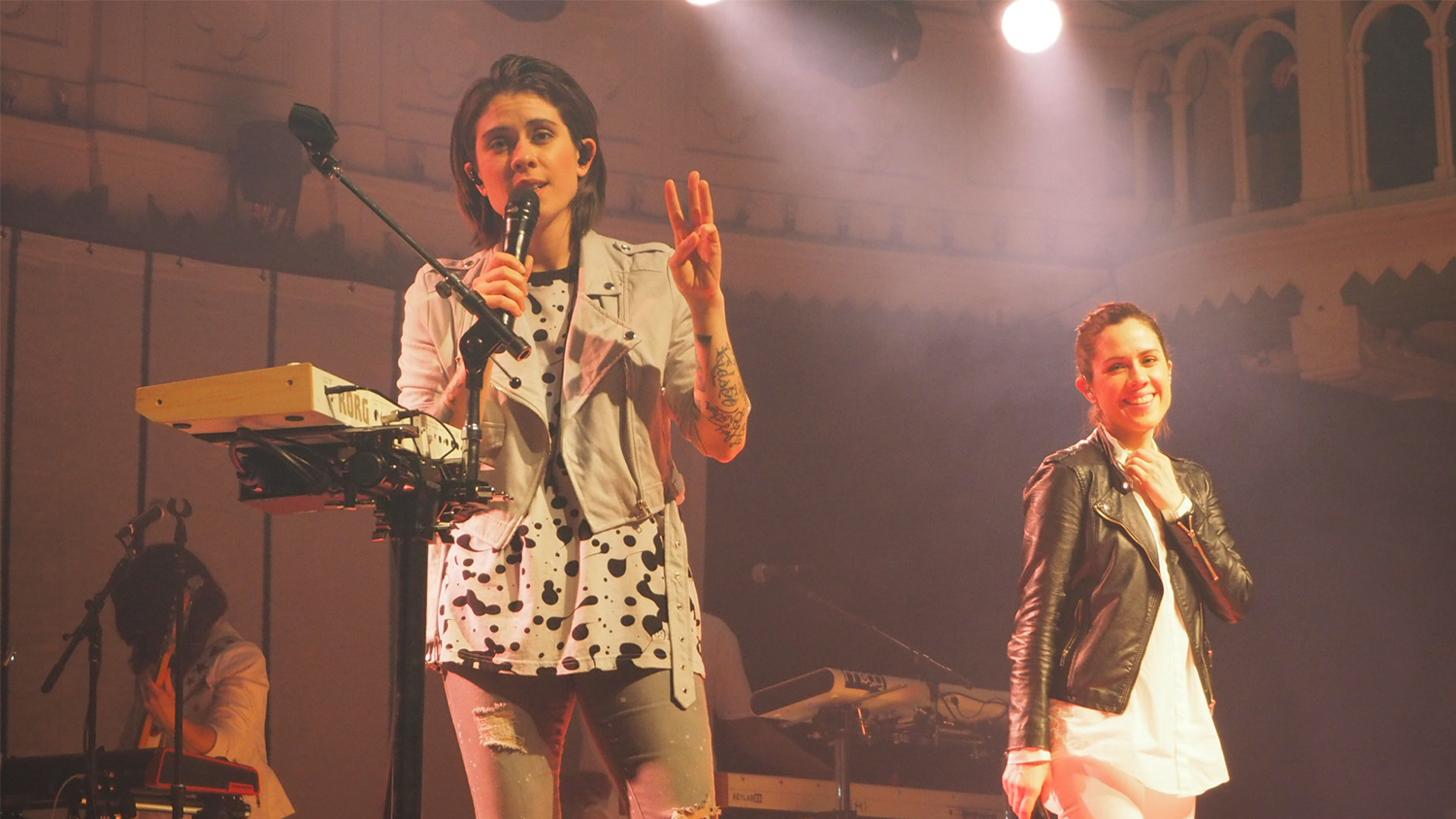Tegan-and-Sara-Paradiso-talking-break-ups-Amsterdam-The-Wong-Janice.jpg