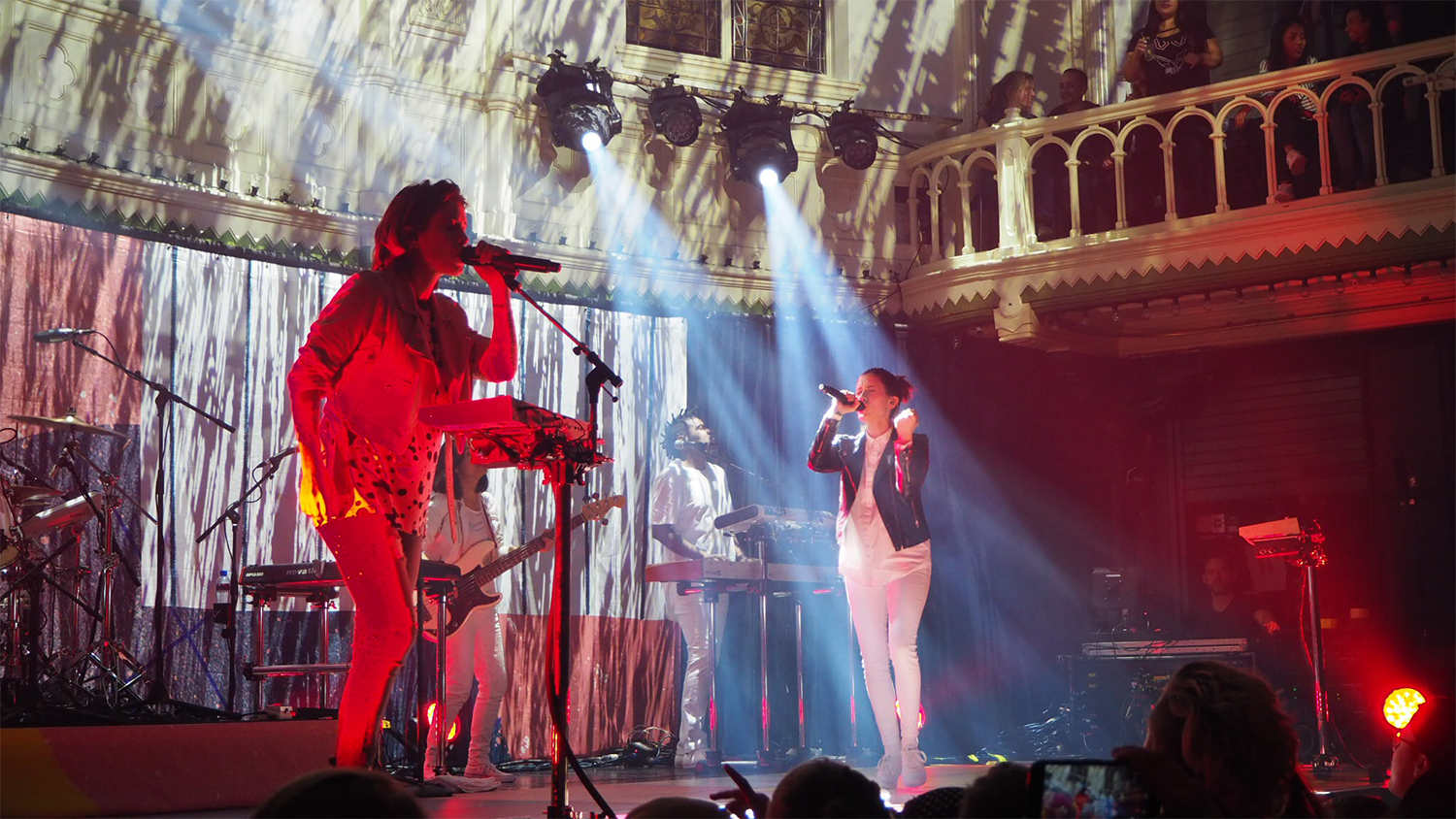 Tegan-and-Sara-Paradiso-lights-Amsterdam-The-Wong-Janice.jpg