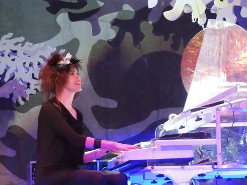 Imogen-Heap-piano-THE-WONG-JANICE.jpg