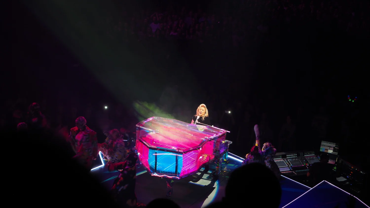 Lady-Gaga-Amsterdam-Ziggo-Dome-Joanne-Tour-The-Wong-Janice-music-producer-cellist-3.JPG