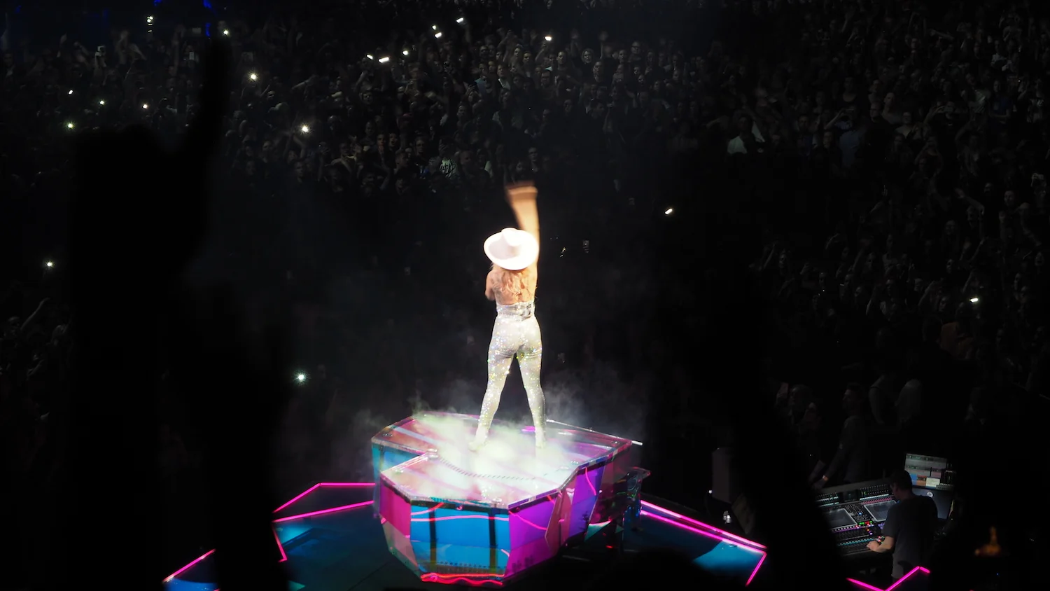 Lady-Gaga-Amsterdam-Ziggo-Dome-Joanne-Tour-The-Wong-Janice-music-producer-cellist-7.JPG